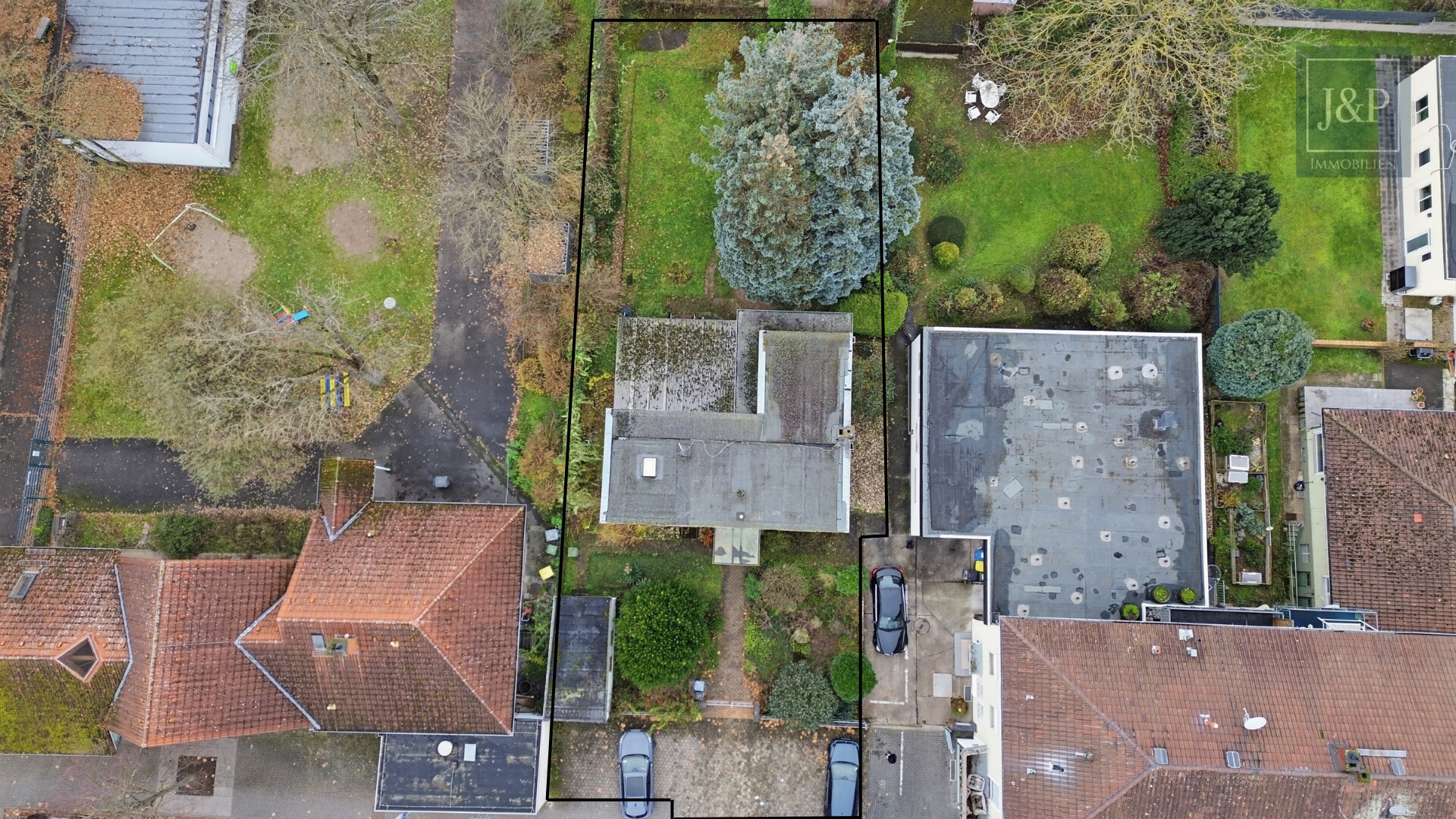 Zeitloses Einfamilienhaus mit großem Wohnbereich, Gartenblick & Balkon - Vogelperspektive Grundstück