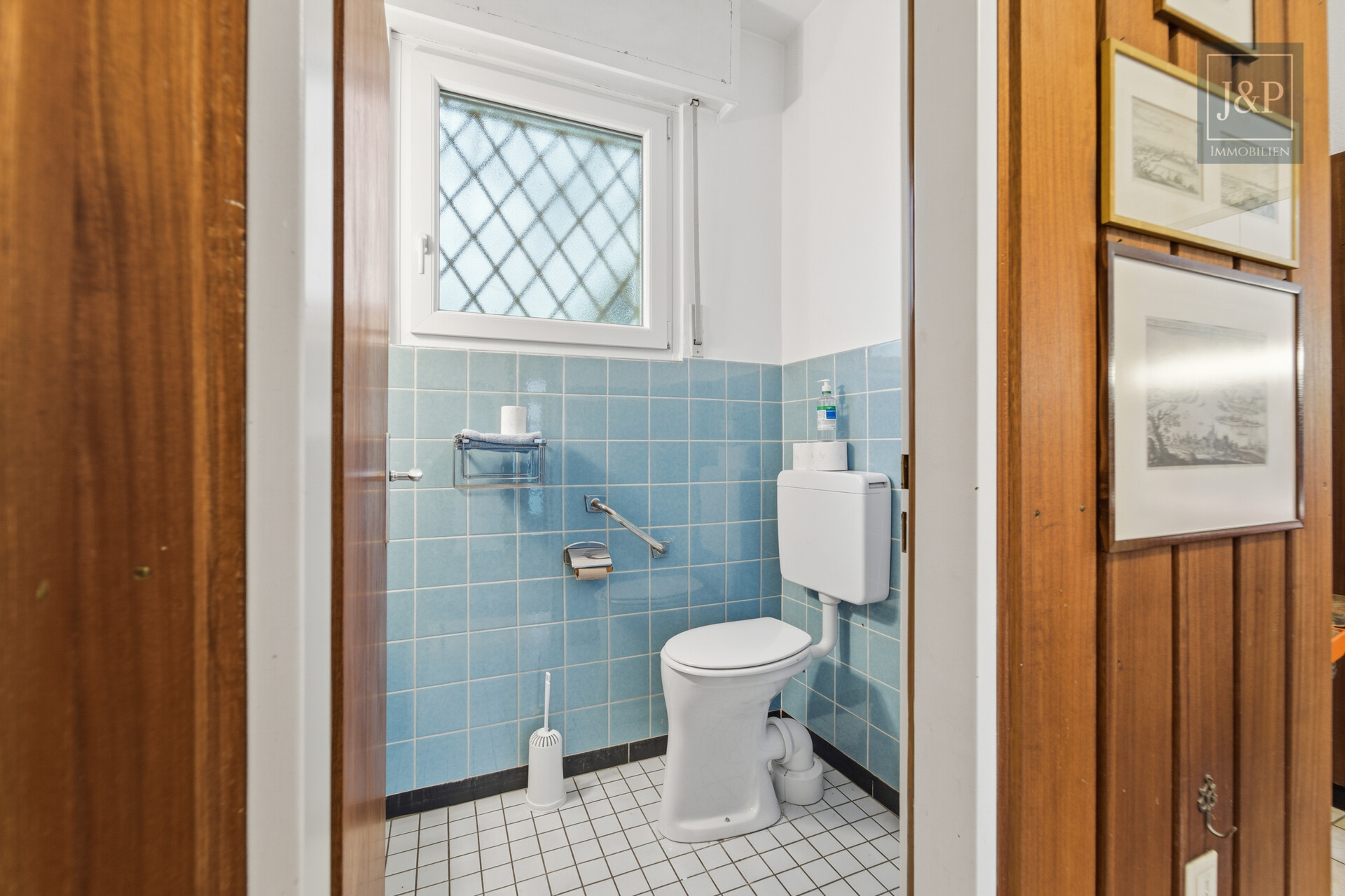 Zeitloses Einfamilienhaus mit großem Wohnbereich, Gartenblick & Balkon - Gäste-WC