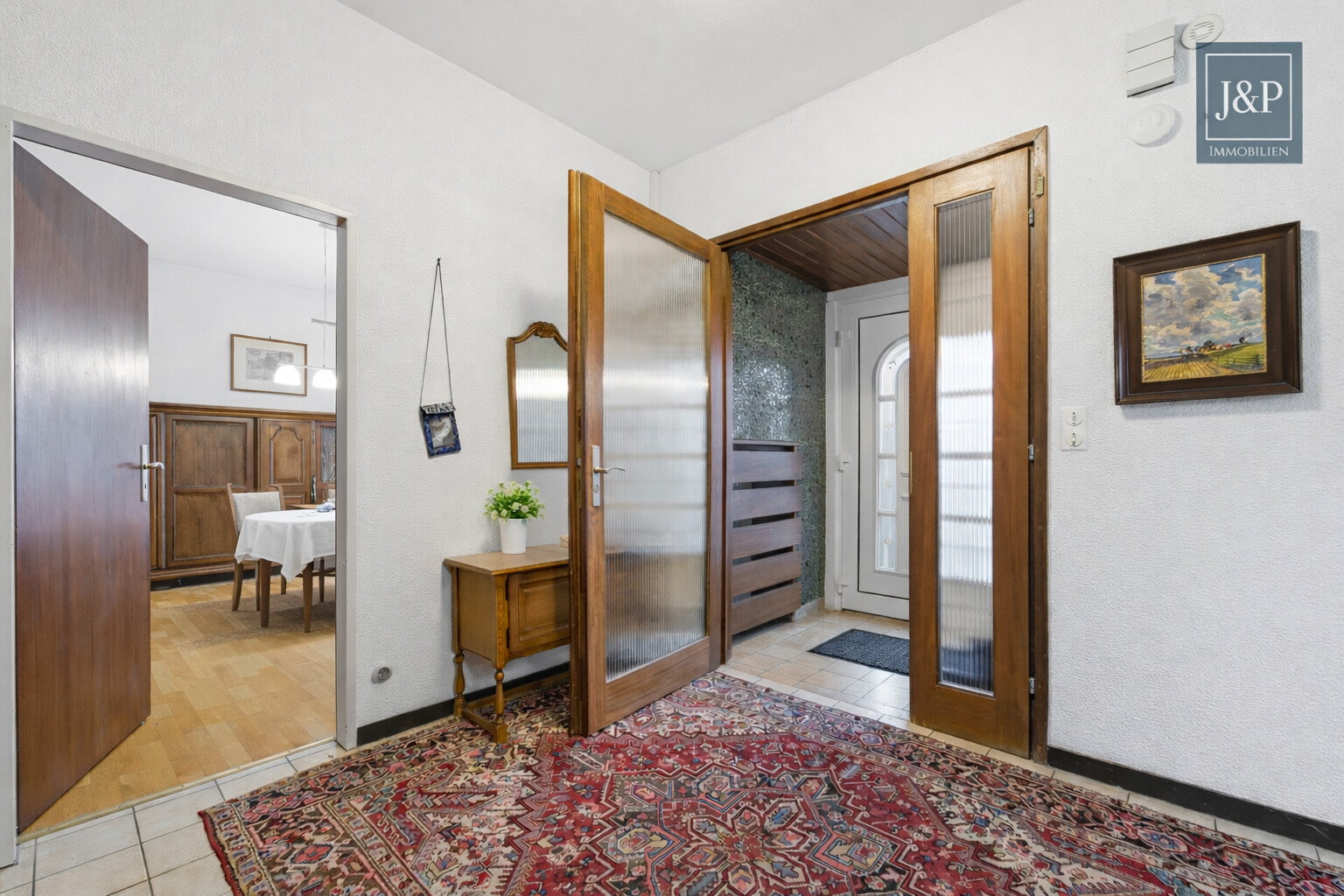 Zeitloses Einfamilienhaus mit großem Wohnbereich, Gartenblick & Balkon - Eingangsbereich