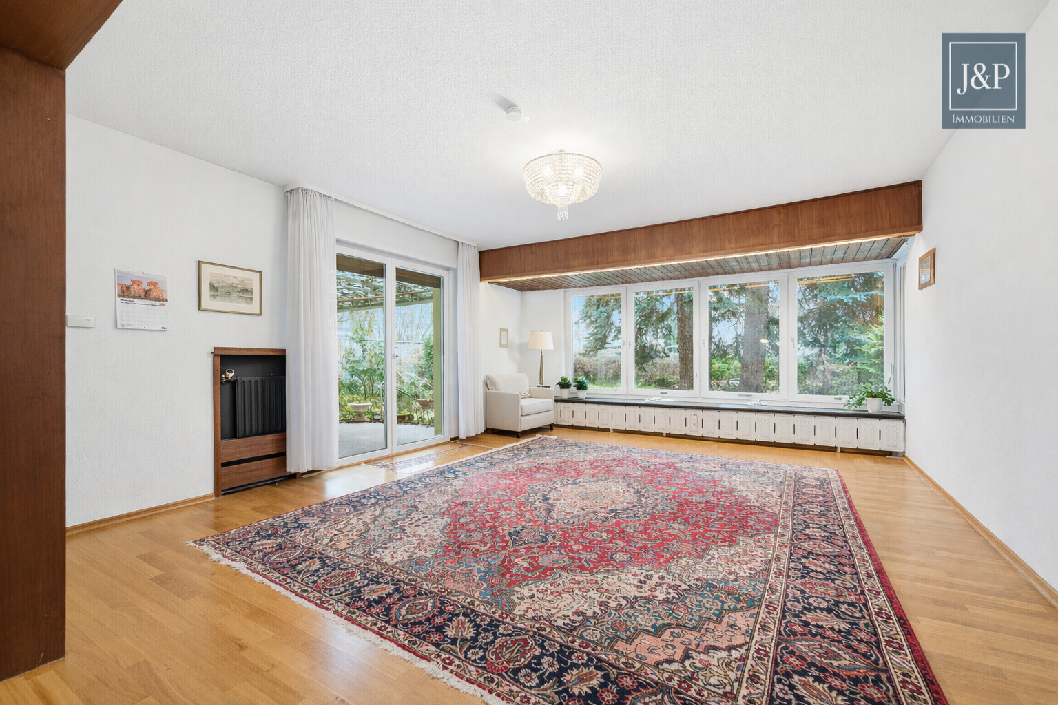 Zeitloses Einfamilienhaus mit großem Wohnbereich, Gartenblick & Balkon - Wohnzimmer