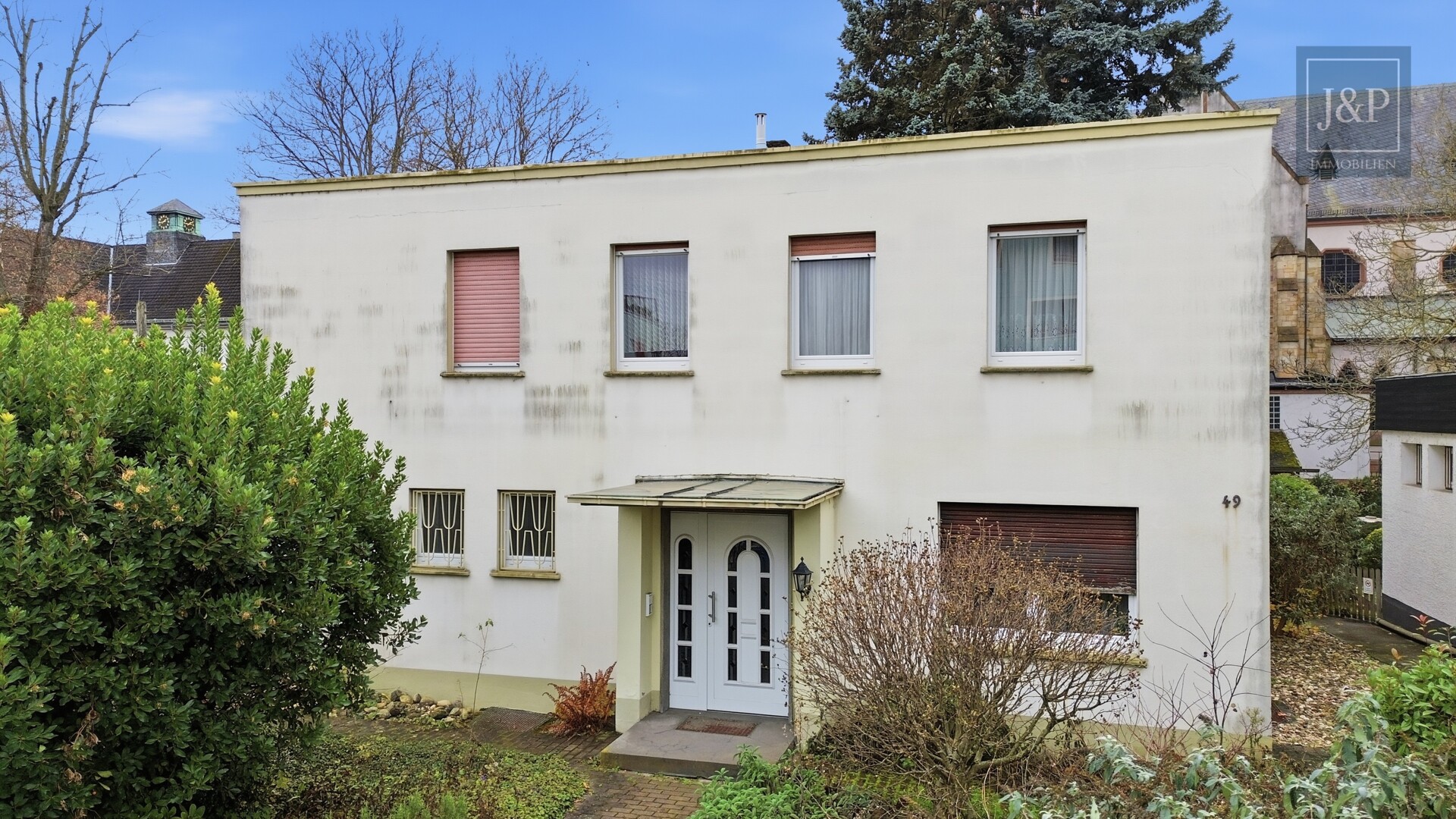 Zeitloses Einfamilienhaus mit großem Wohnbereich, Gartenblick & Balkon - Hausfront