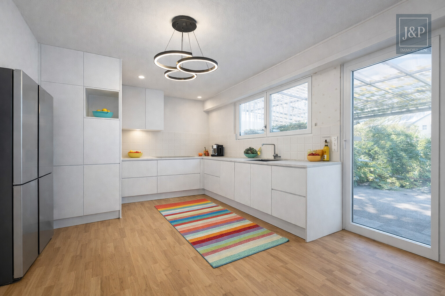 Zeitloses Einfamilienhaus mit großem Wohnbereich, Gartenblick & Balkon - Küche KI generiert