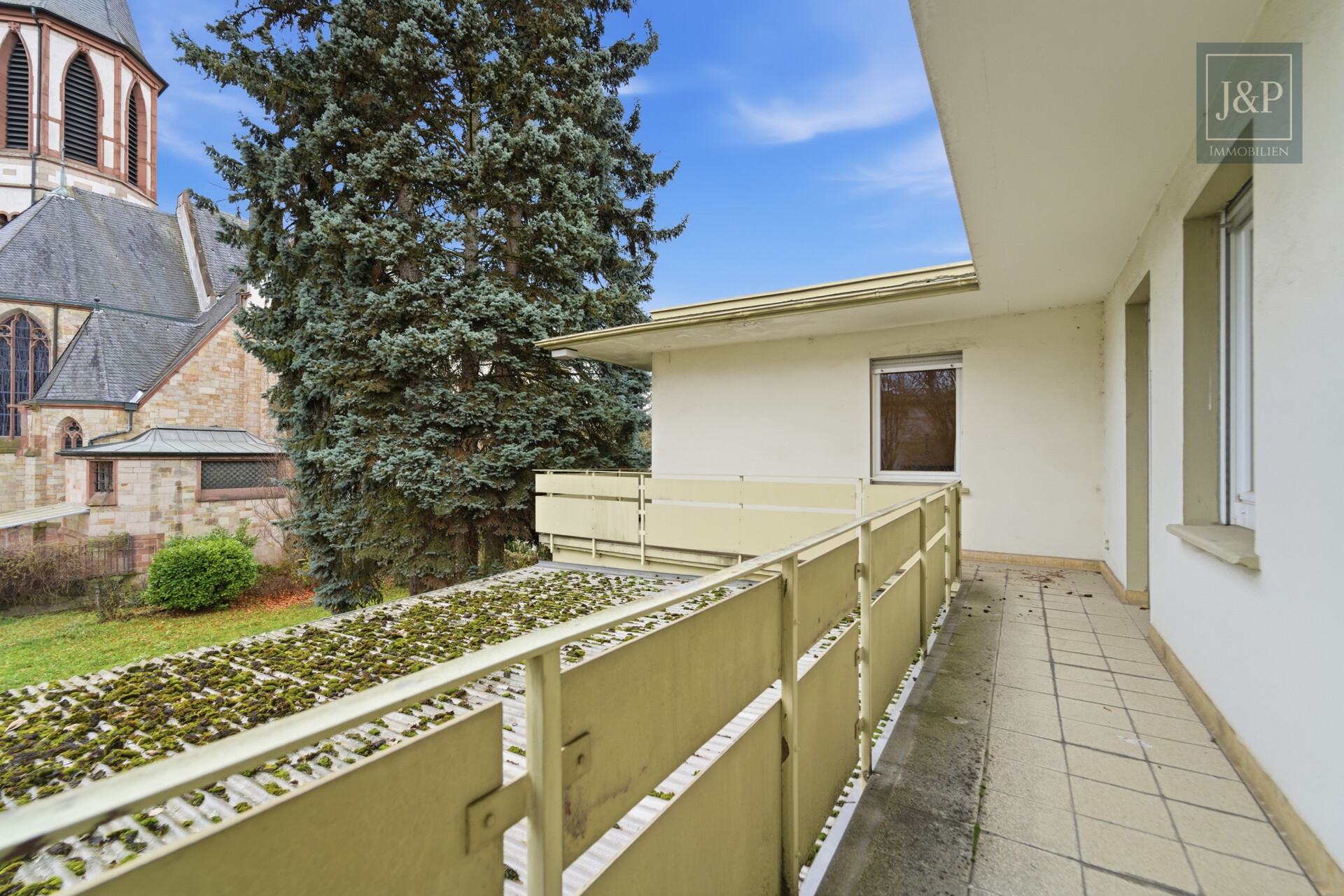 Zeitloses Einfamilienhaus mit großem Wohnbereich, Gartenblick & Balkon - 1. OG Balkon