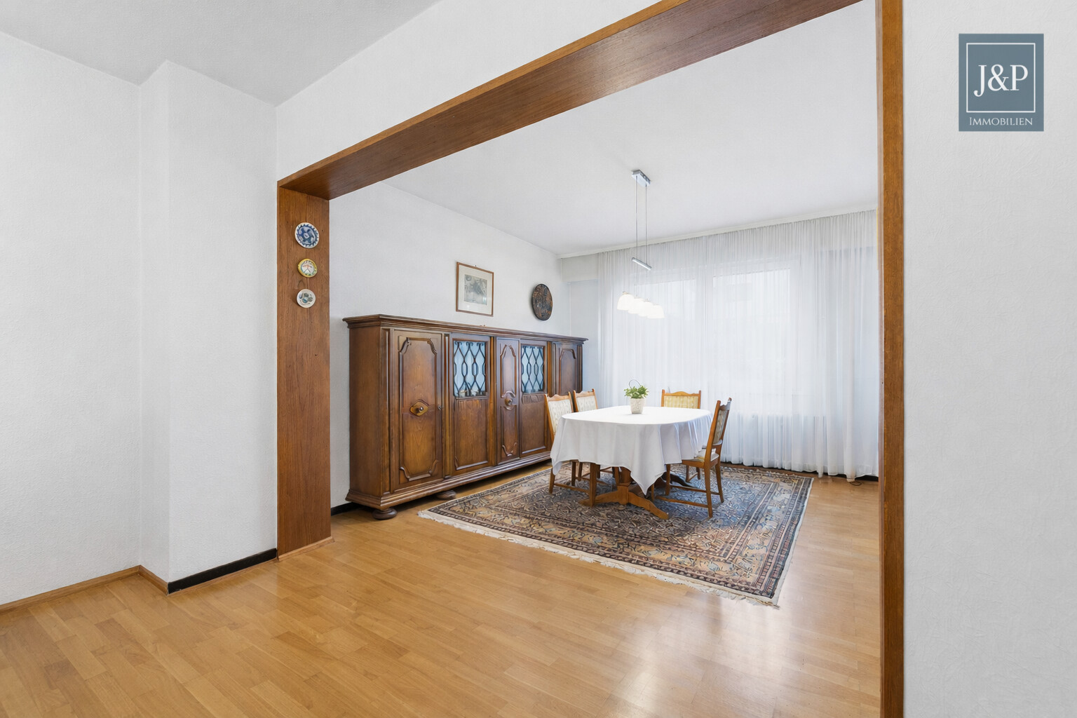 Zeitloses Einfamilienhaus mit großem Wohnbereich, Gartenblick & Balkon - Essbereich