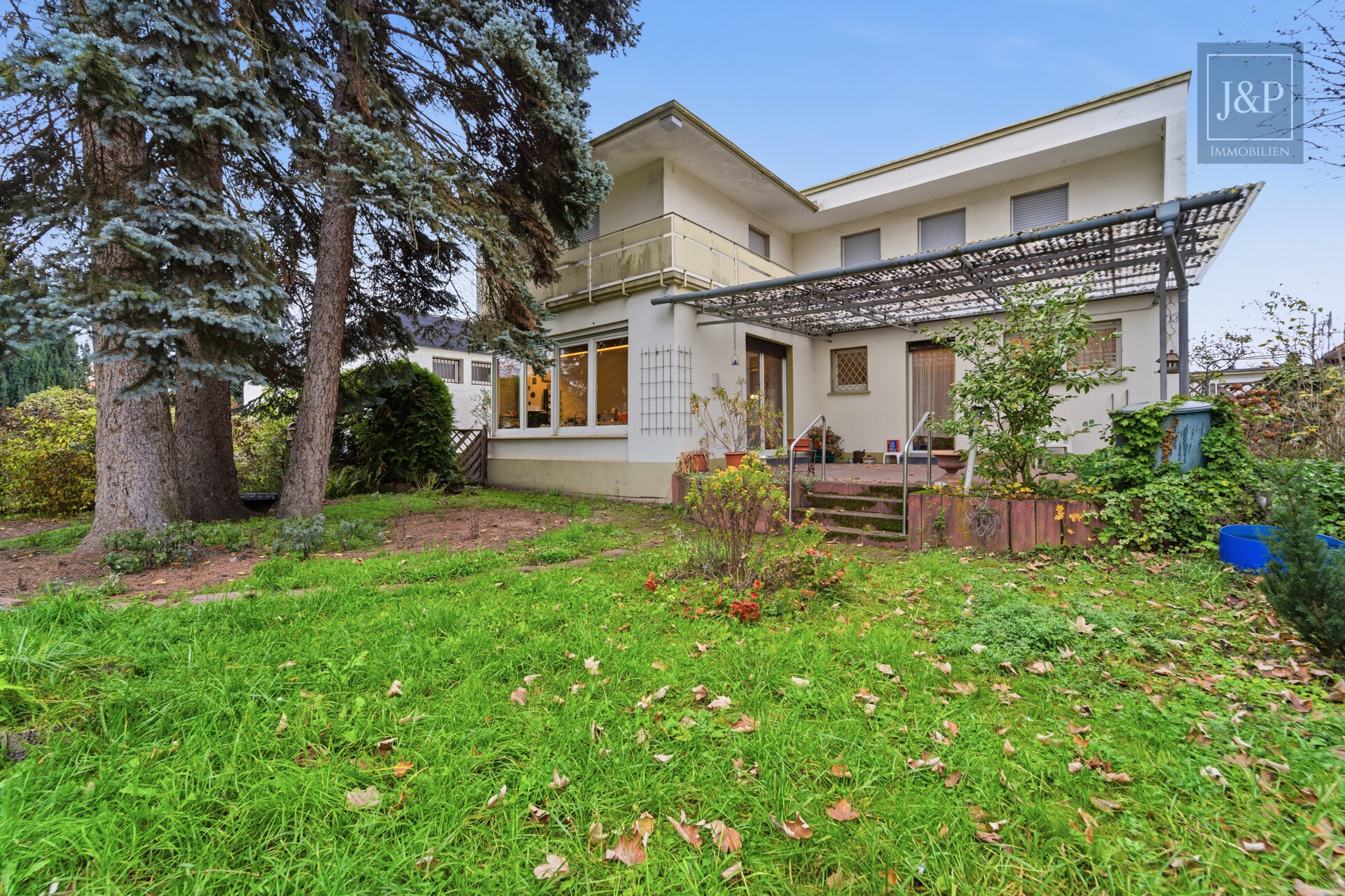 Zeitloses Einfamilienhaus mit großem Wohnbereich, Gartenblick & Balkon - Haus Gartensicht