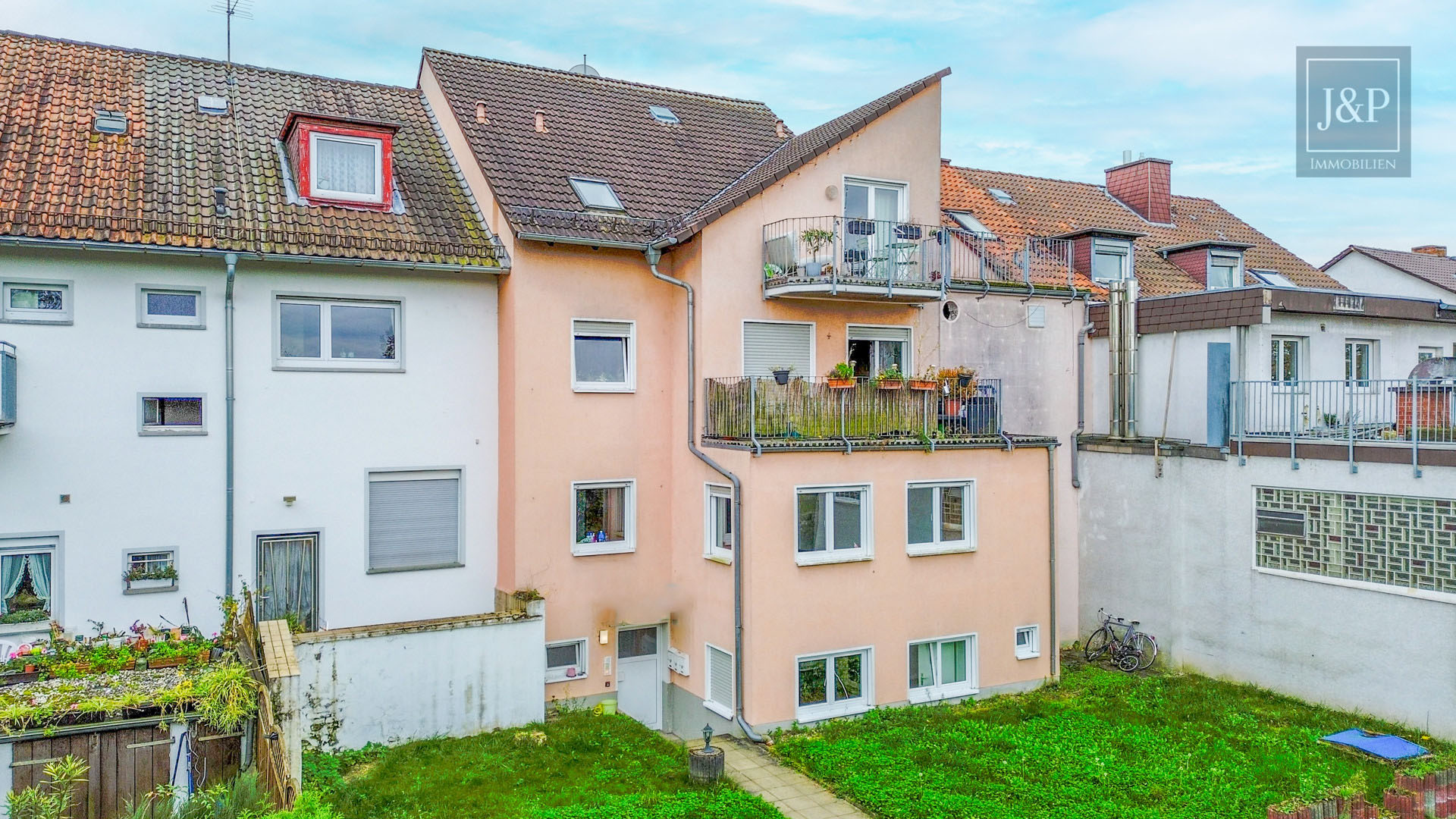 2009 aufgestocktes und modernisiertes Mehrfamilienhaus mit Einliegerwohnung und Gewerbeeinheit - Außenansicht hinten