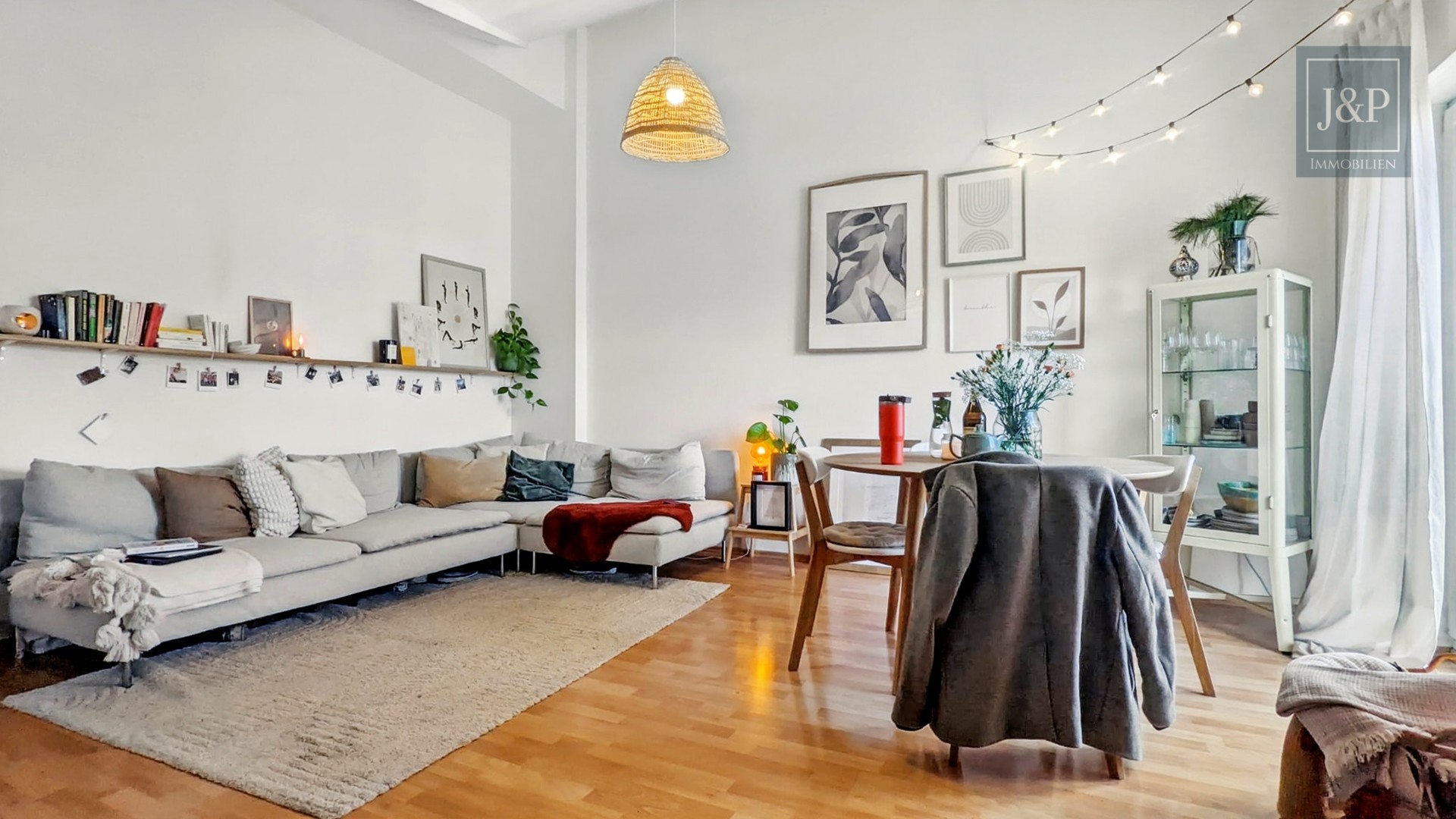 2009 aufgestocktes und modernisiertes Mehrfamilienhaus mit Einliegerwohnung und Gewerbeeinheit - DG Wohnzimmer