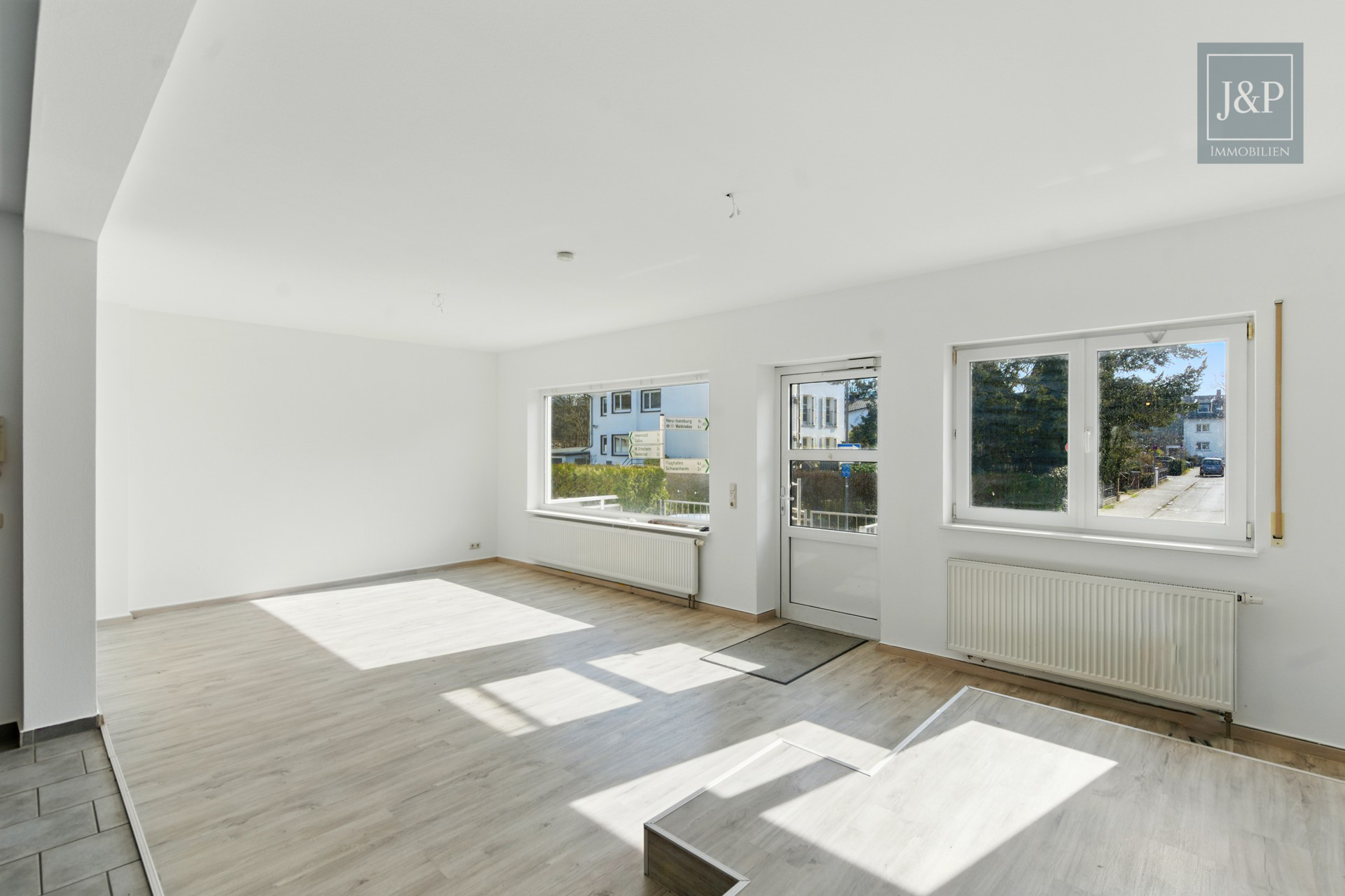 2009 aufgestocktes und modernisiertes Mehrfamilienhaus mit Einliegerwohnung und Gewerbeeinheit - EG Gewerbe