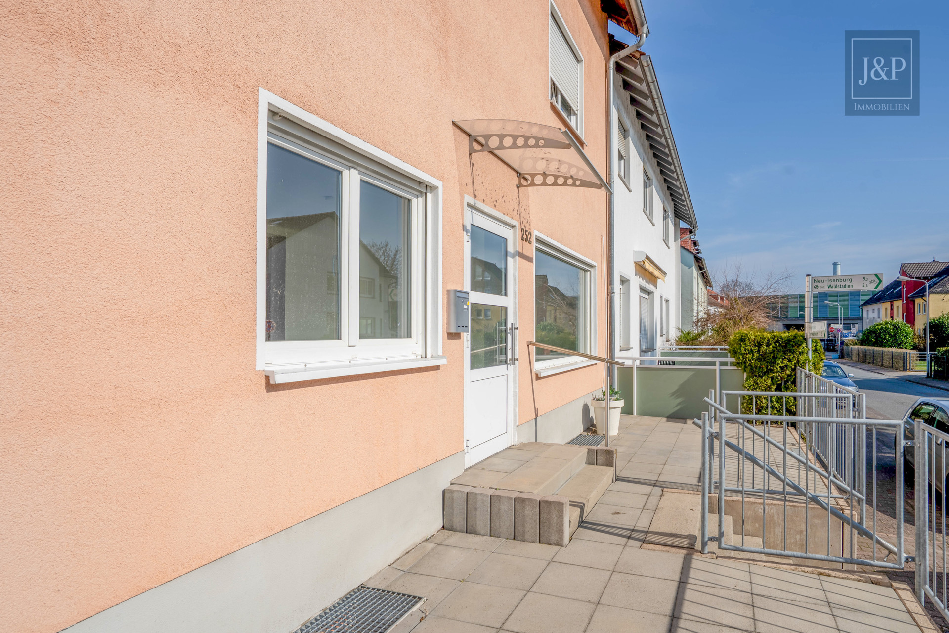 2009 aufgestocktes und modernisiertes Mehrfamilienhaus mit Einliegerwohnung und Gewerbeeinheit - Eingang Gewerbe