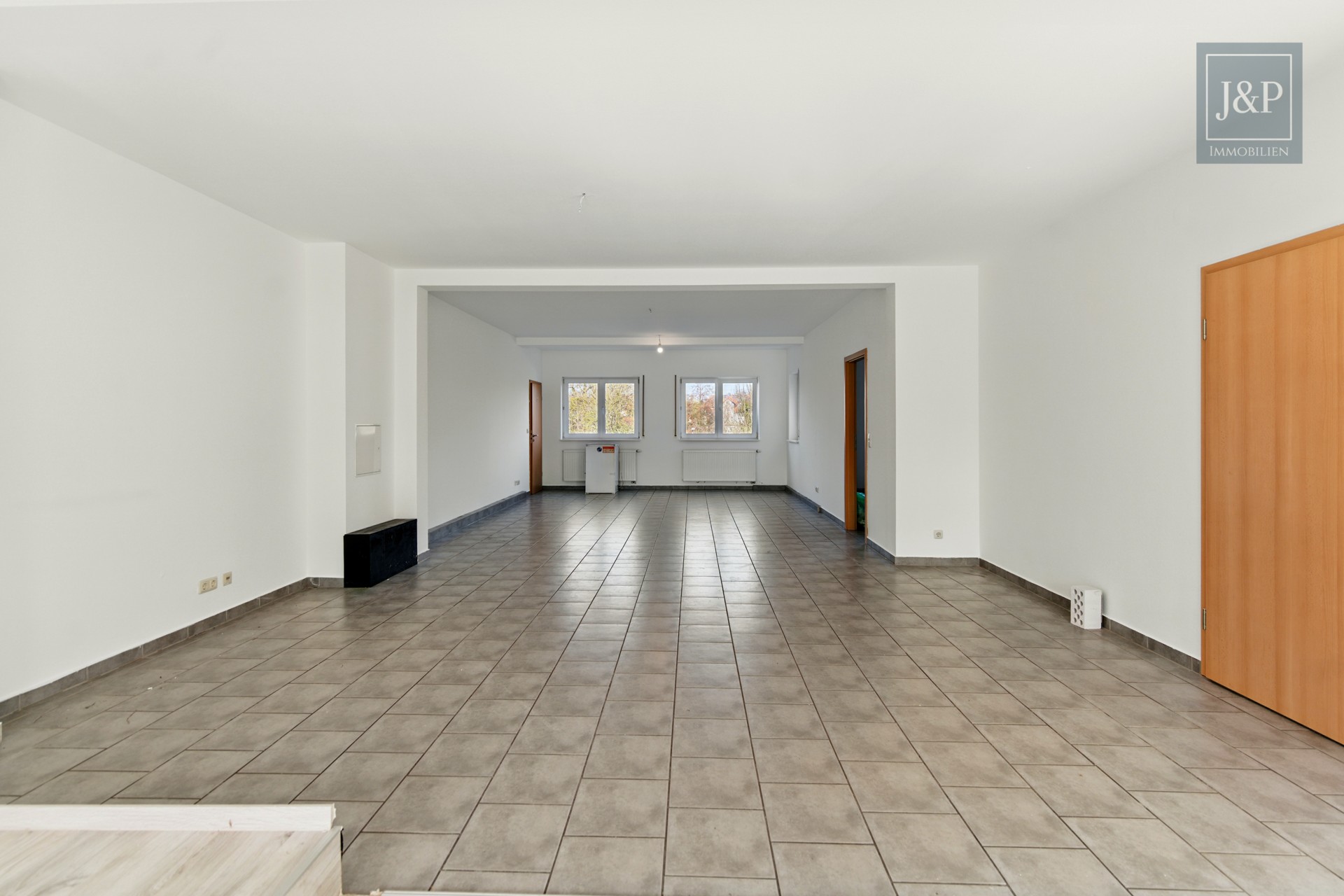 2009 aufgestocktes und modernisiertes Mehrfamilienhaus mit Einliegerwohnung und Gewerbeeinheit - EG Gewerbe