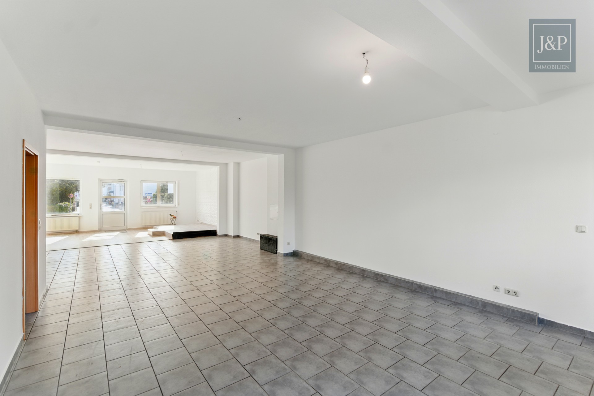 2009 aufgestocktes und modernisiertes Mehrfamilienhaus mit Einliegerwohnung und Gewerbeeinheit - Gewerbeeinheit
