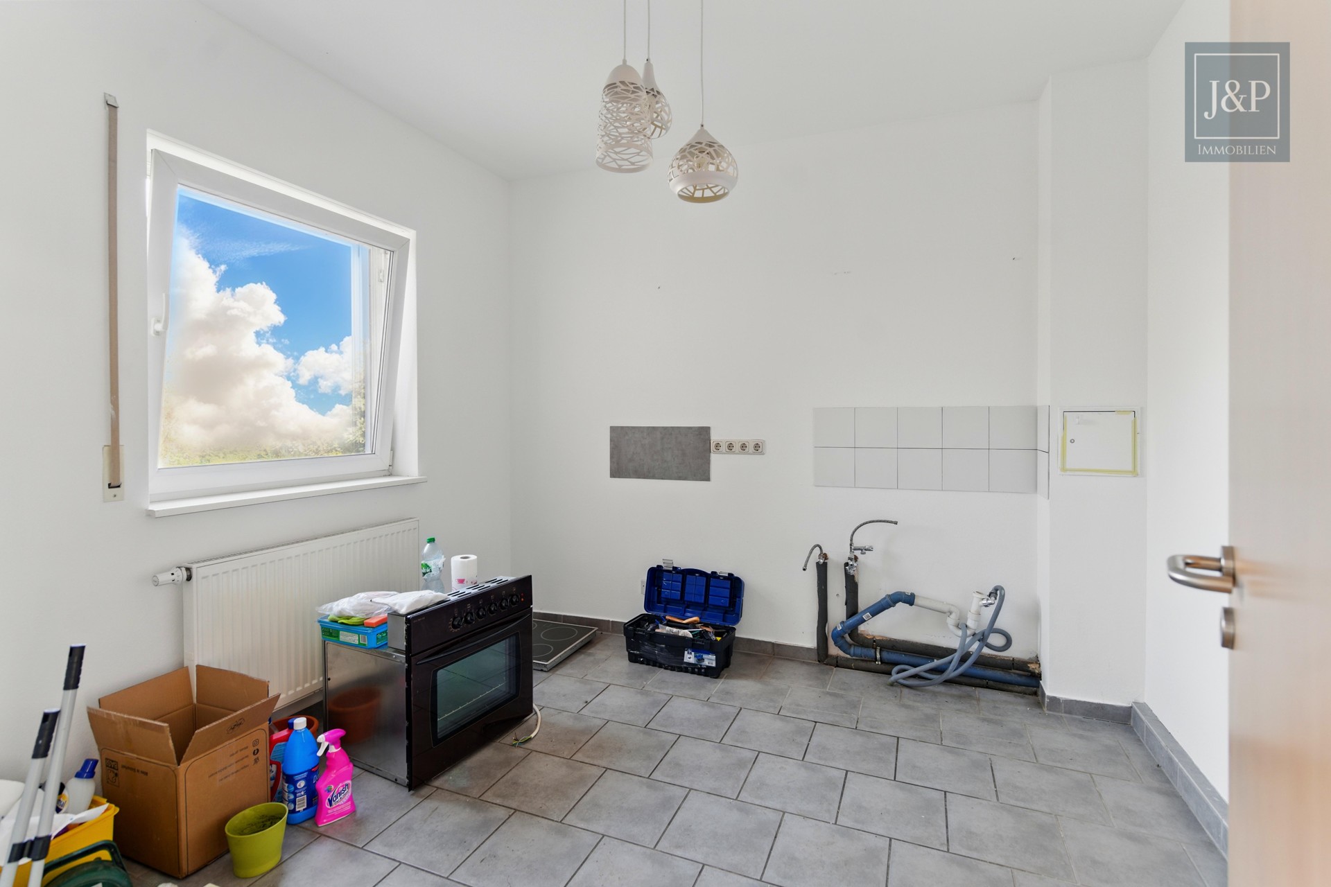 2009 aufgestocktes und modernisiertes Mehrfamilienhaus mit Einliegerwohnung und Gewerbeeinheit - DG Küche