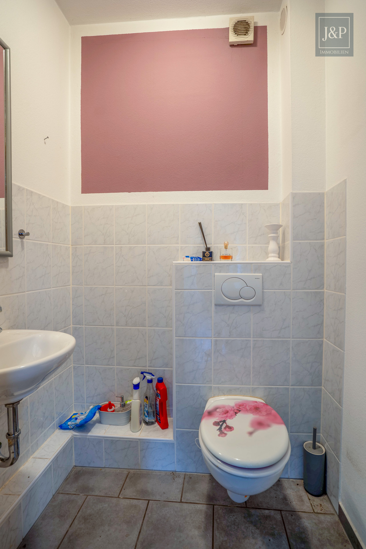 2009 aufgestocktes und modernisiertes Mehrfamilienhaus mit Einliegerwohnung und Gewerbeeinheit - EG WC