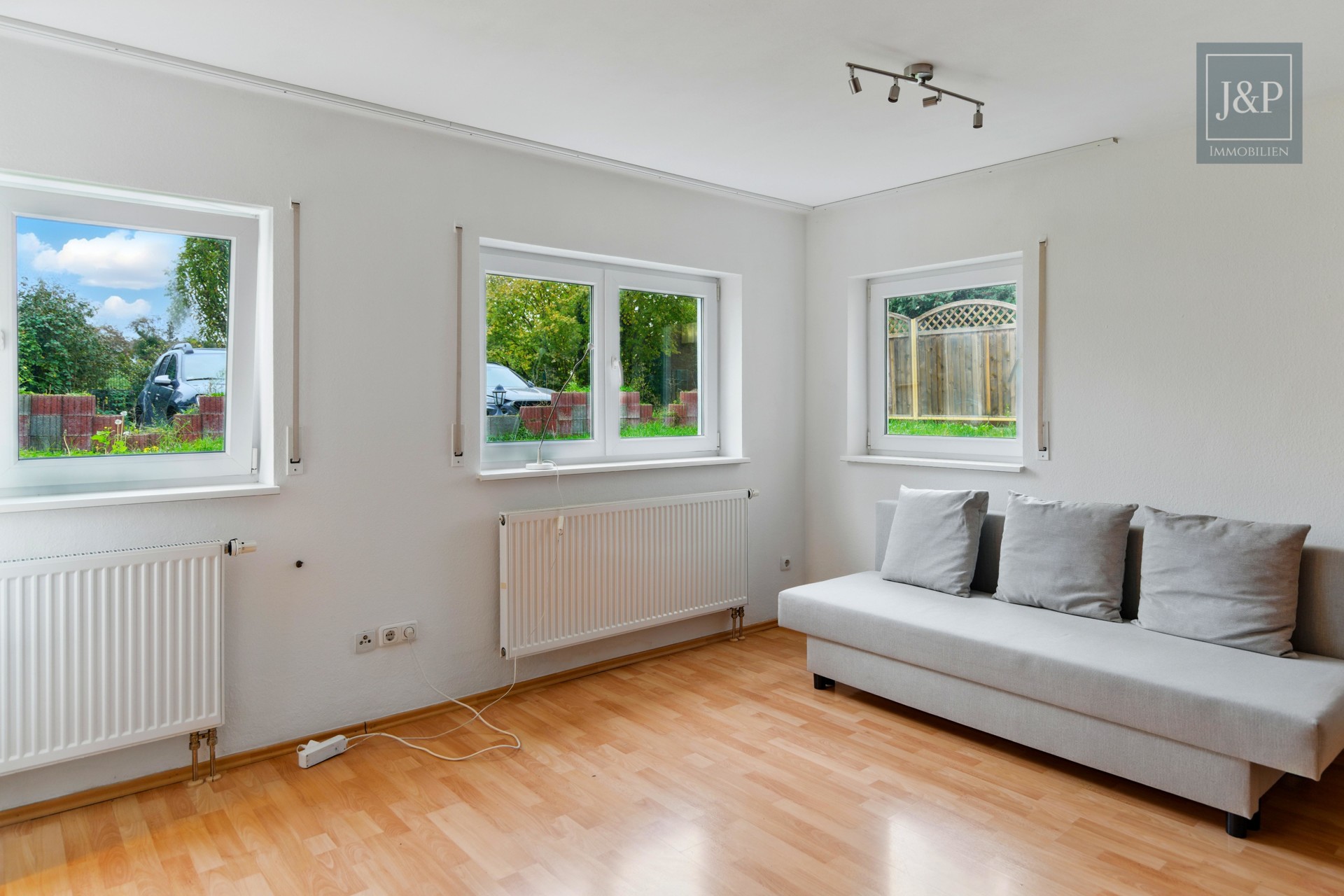 2009 aufgestocktes und modernisiertes Mehrfamilienhaus mit Einliegerwohnung und Gewerbeeinheit - UG Einliegerwohnung