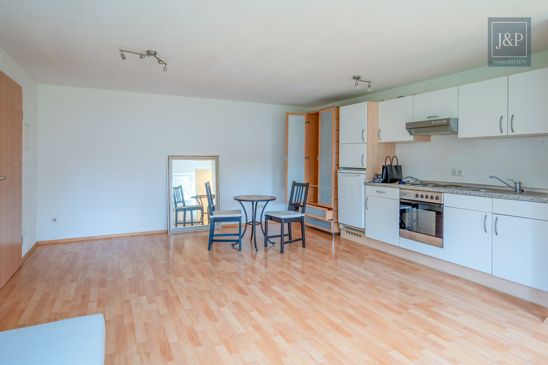 2009 aufgestocktes und modernisiertes Mehrfamilienhaus mit Einliegerwohnung und Gewerbeeinheit - Einliegerwohnung