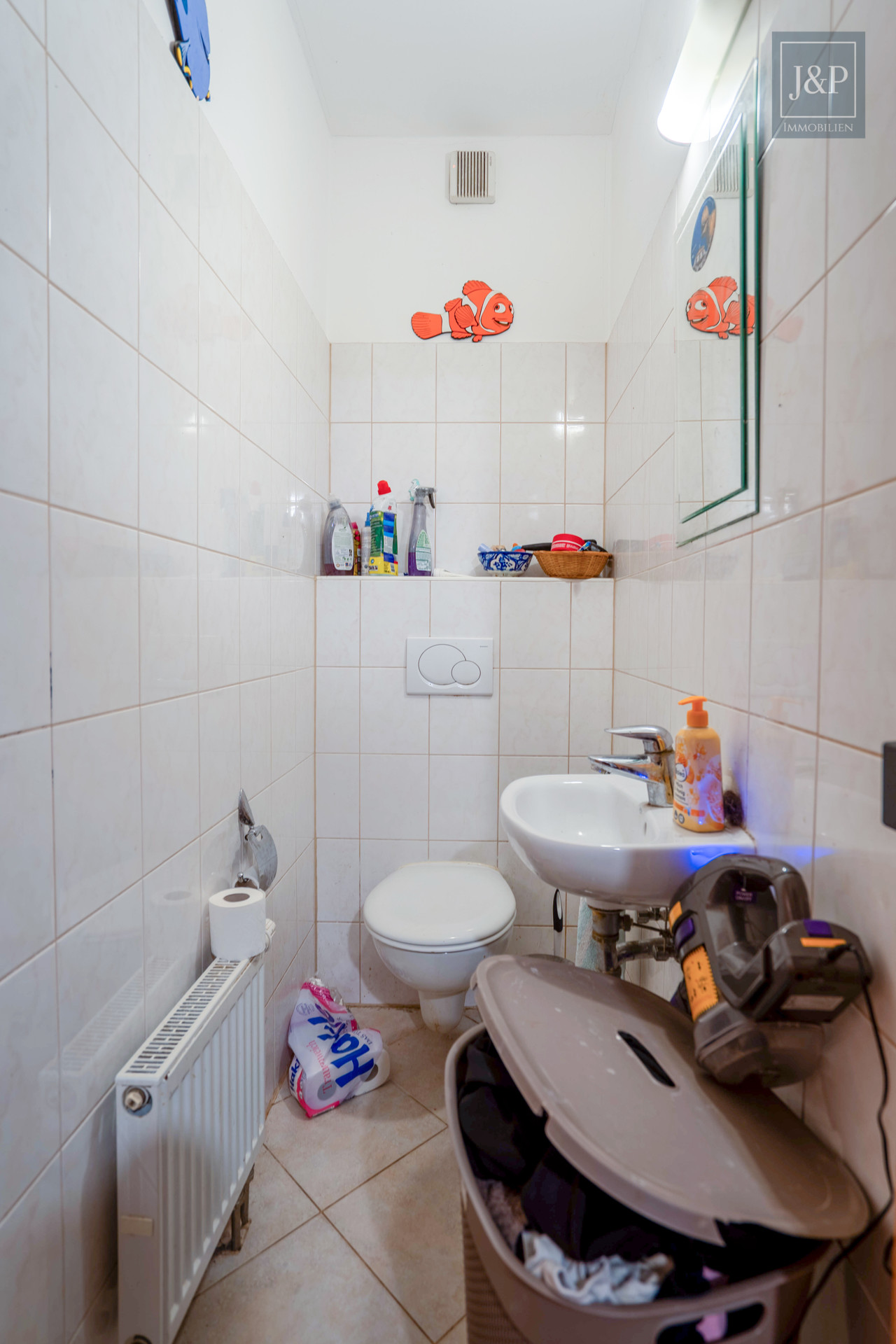 2009 aufgestocktes und modernisiertes Mehrfamilienhaus mit Einliegerwohnung und Gewerbeeinheit - 1.OG WC