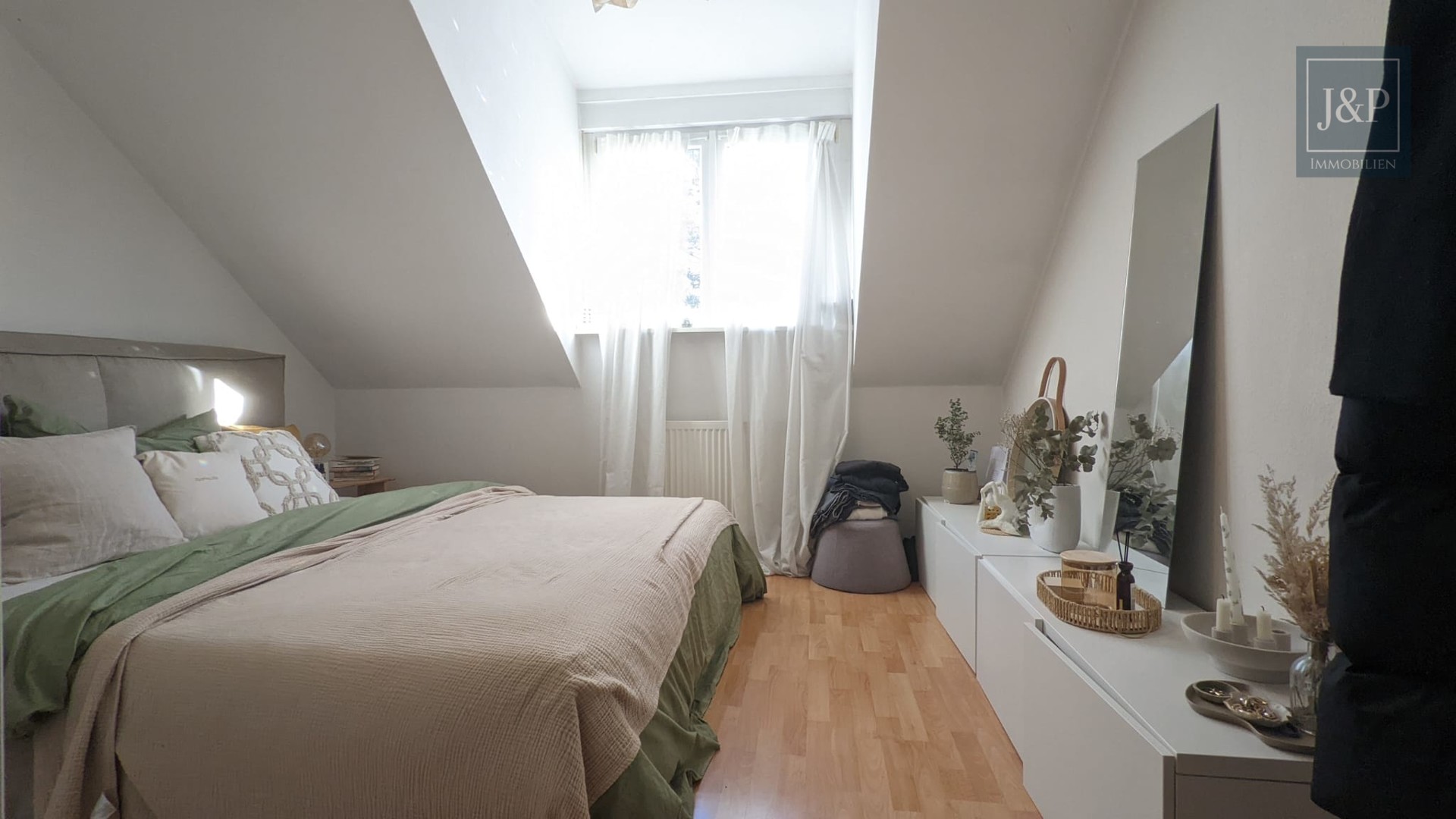 2009 aufgestocktes und modernisiertes Mehrfamilienhaus mit Einliegerwohnung und Gewerbeeinheit - DG Schlafzimmer