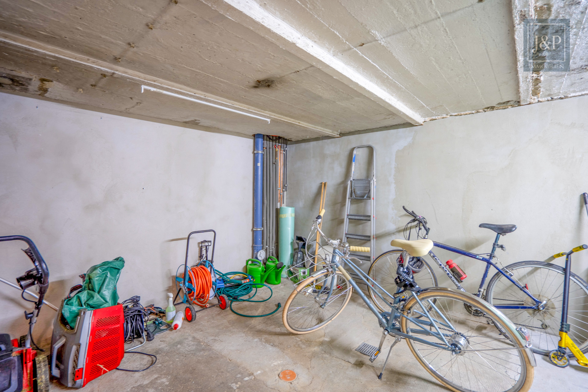 2009 aufgestocktes und modernisiertes Mehrfamilienhaus mit Einliegerwohnung und Gewerbeeinheit - keller