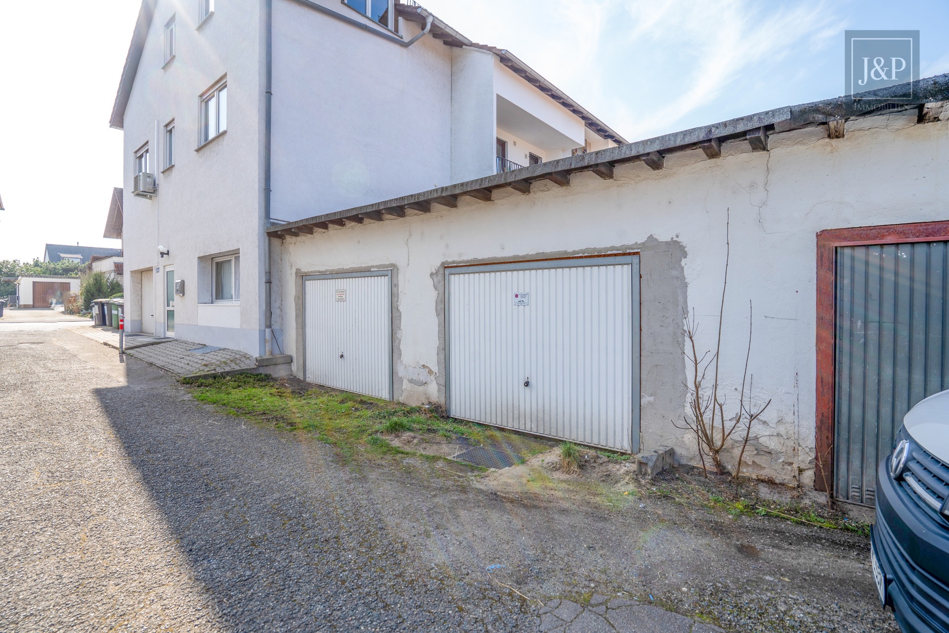 2009 aufgestocktes und modernisiertes Mehrfamilienhaus mit Einliegerwohnung und Gewerbeeinheit - Garage