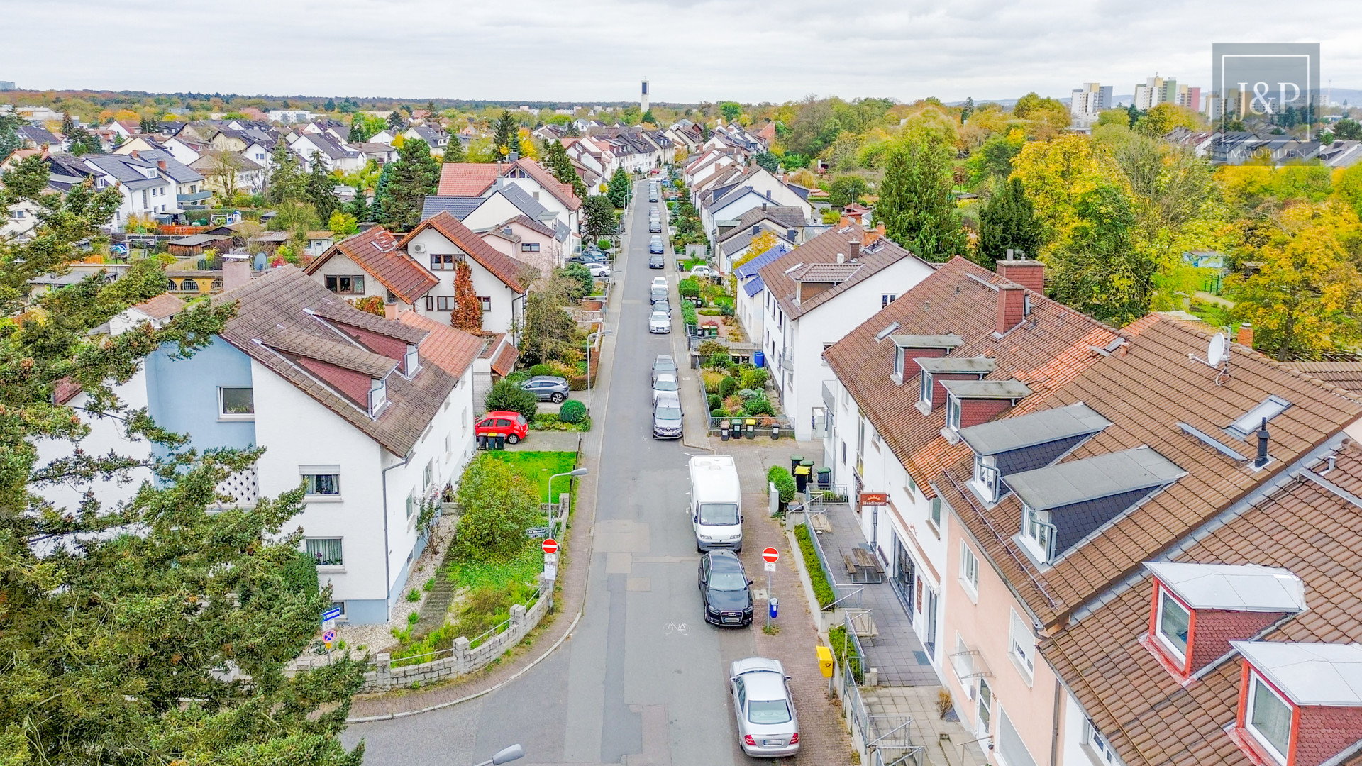2009 aufgestocktes und modernisiertes Mehrfamilienhaus mit Einliegerwohnung und Gewerbeeinheit - Nachbarschaft