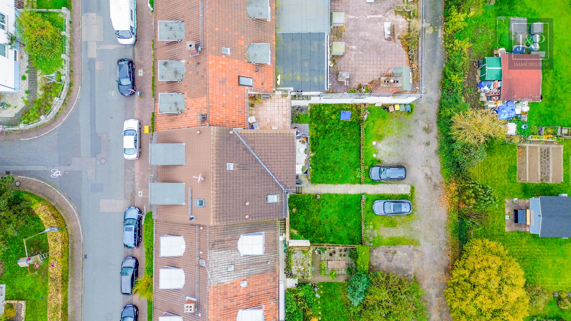 2009 aufgestocktes und modernisiertes Mehrfamilienhaus mit Einliegerwohnung und Gewerbeeinheit - Nachbarschaft