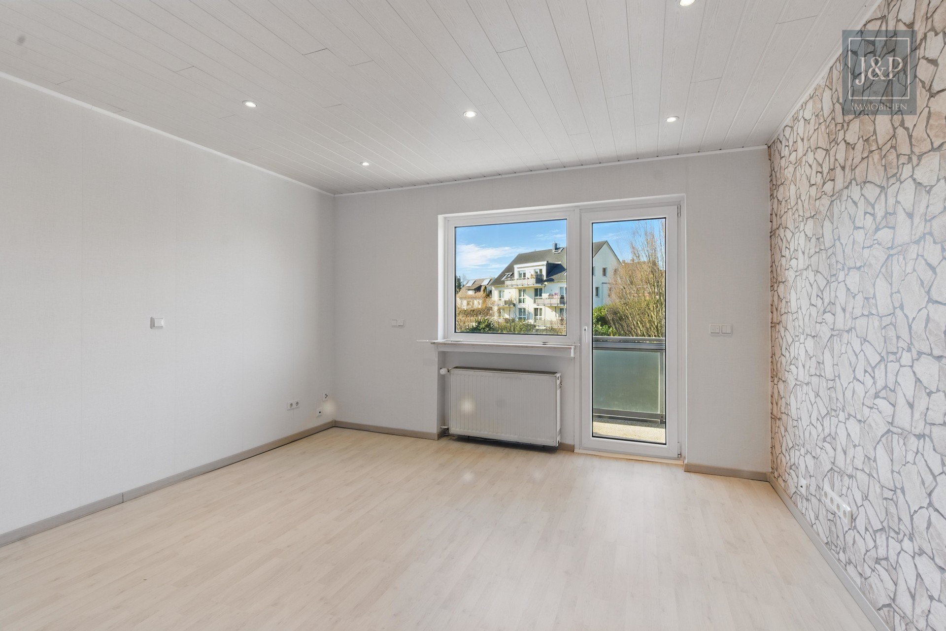 Ein Zuhause für Generationen – modernisiertes Mehrfamilienhaus in zentraler Lage von Bruchköbel! - Wohnzimmer 1.OG