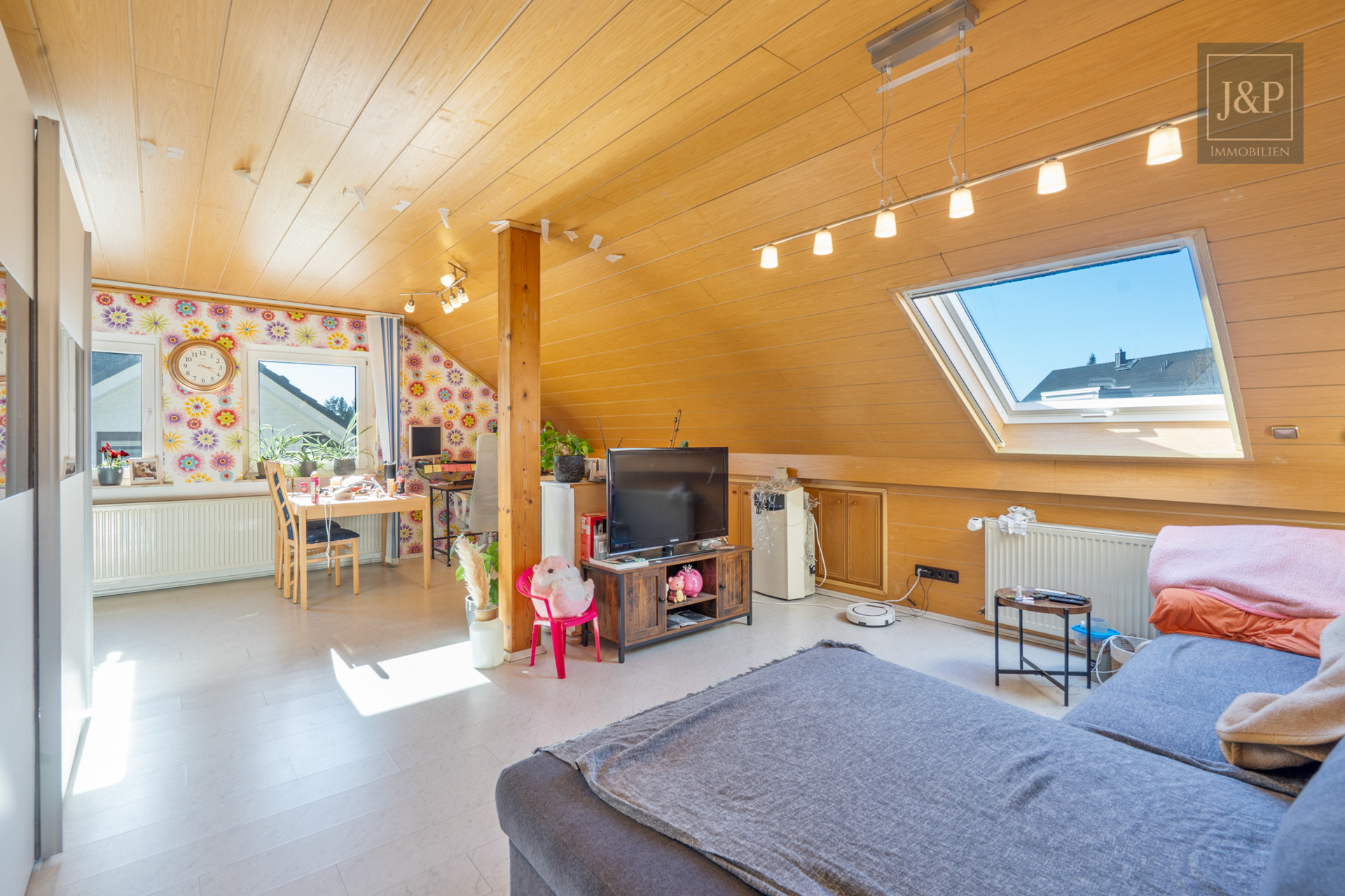 Ein Zuhause für Generationen – modernisiertes Mehrfamilienhaus in zentraler Lage von Bruchköbel! - Wohnzimmer DG