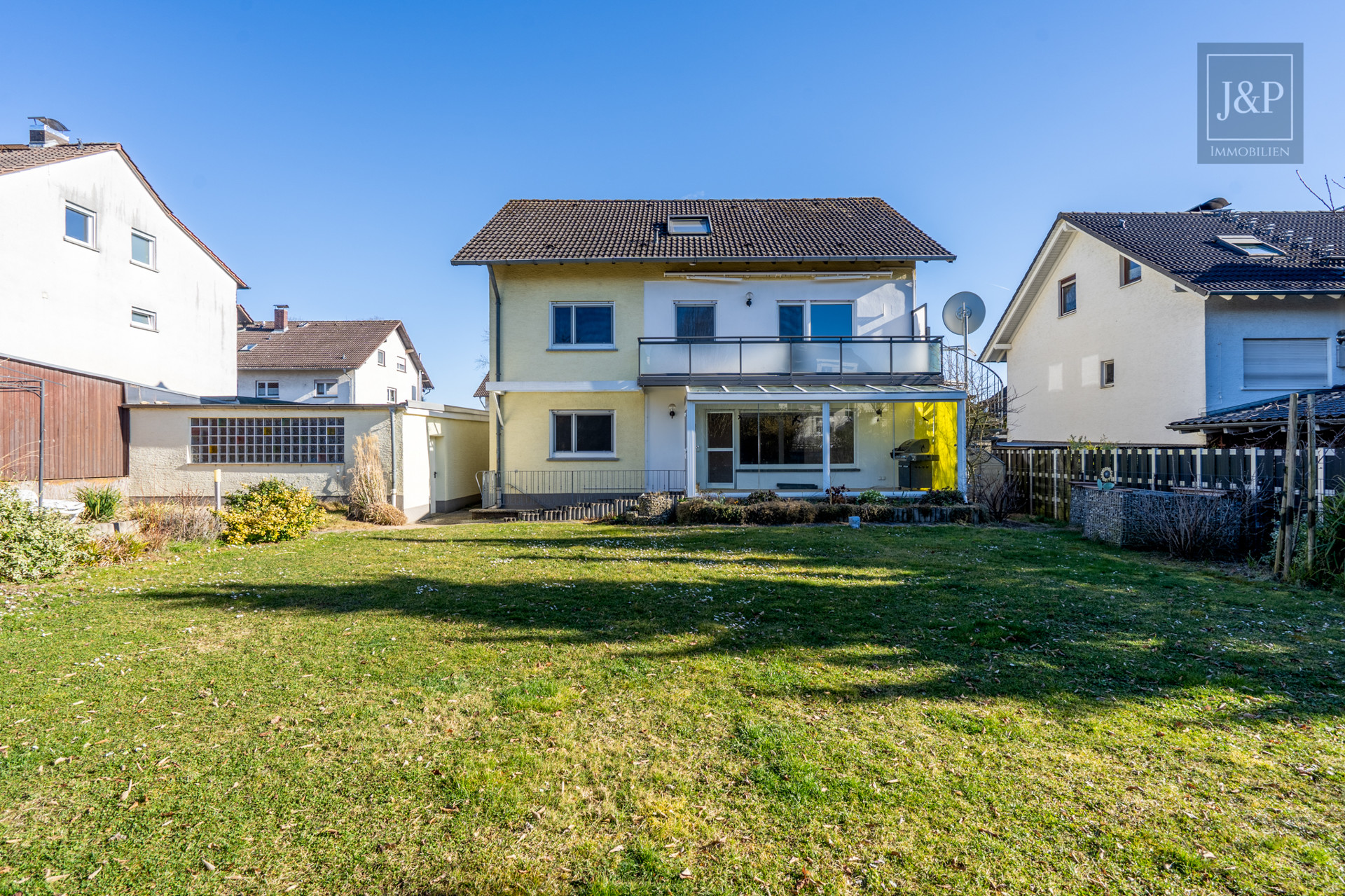 Ein Zuhause für Generationen – modernisiertes Mehrfamilienhaus in zentraler Lage von Bruchköbel! - Außenansicht