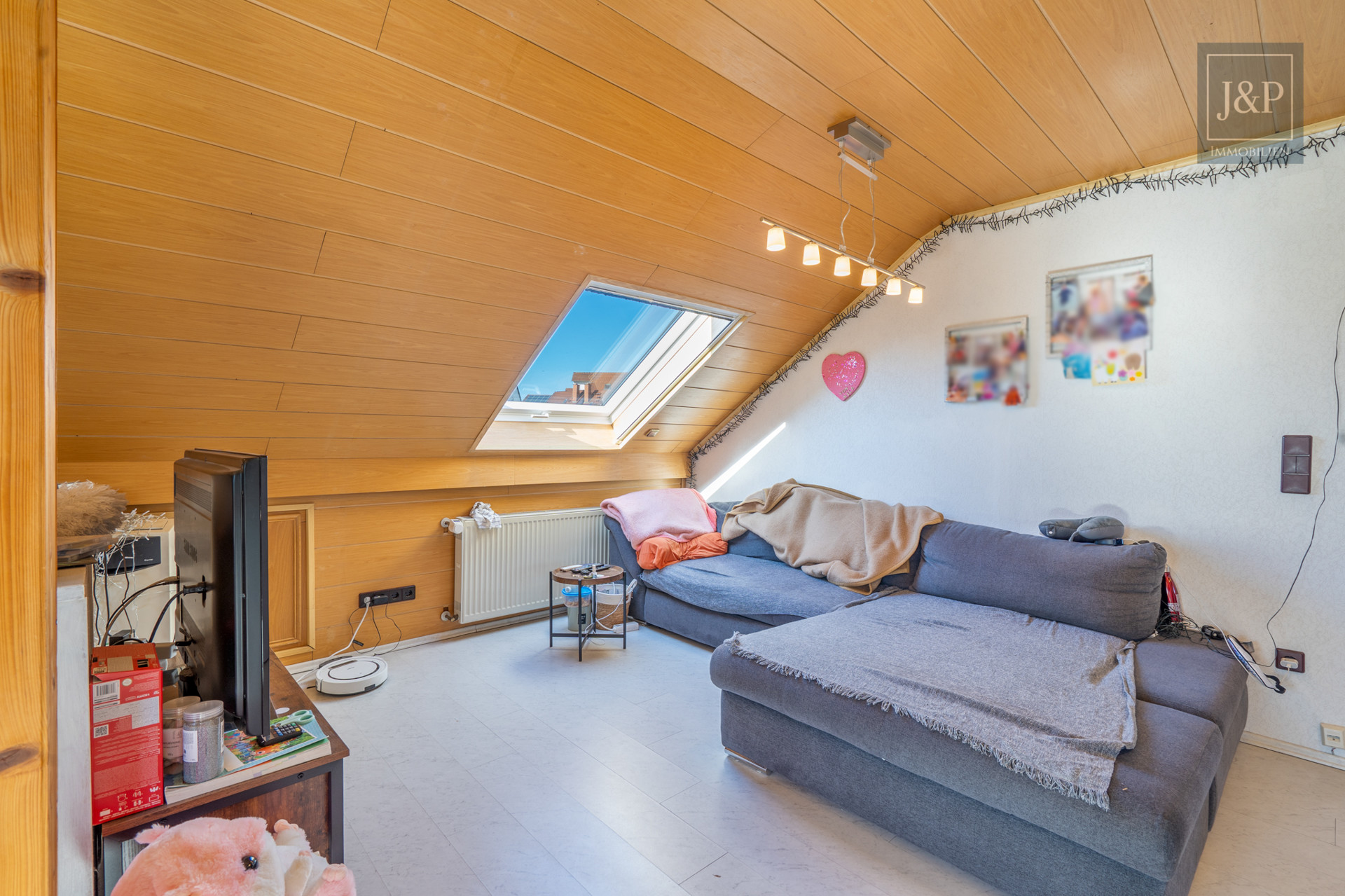 Ein Zuhause für Generationen – modernisiertes Mehrfamilienhaus in zentraler Lage von Bruchköbel! - Wohnzimmer DG