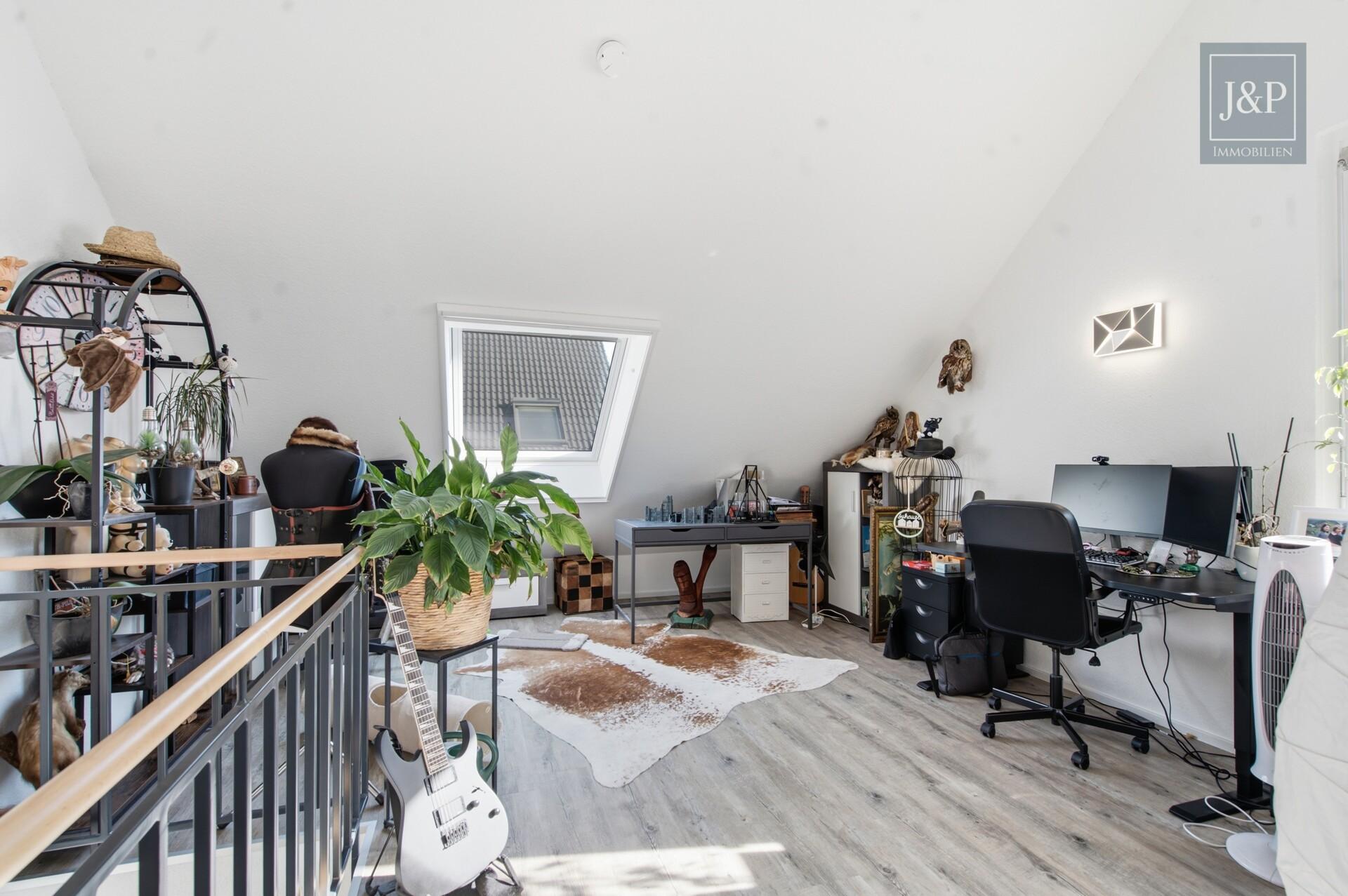 Modernes Reihenendhaus mit Terrasse, Carport & Wallbox in Nauheim - Studio im DG