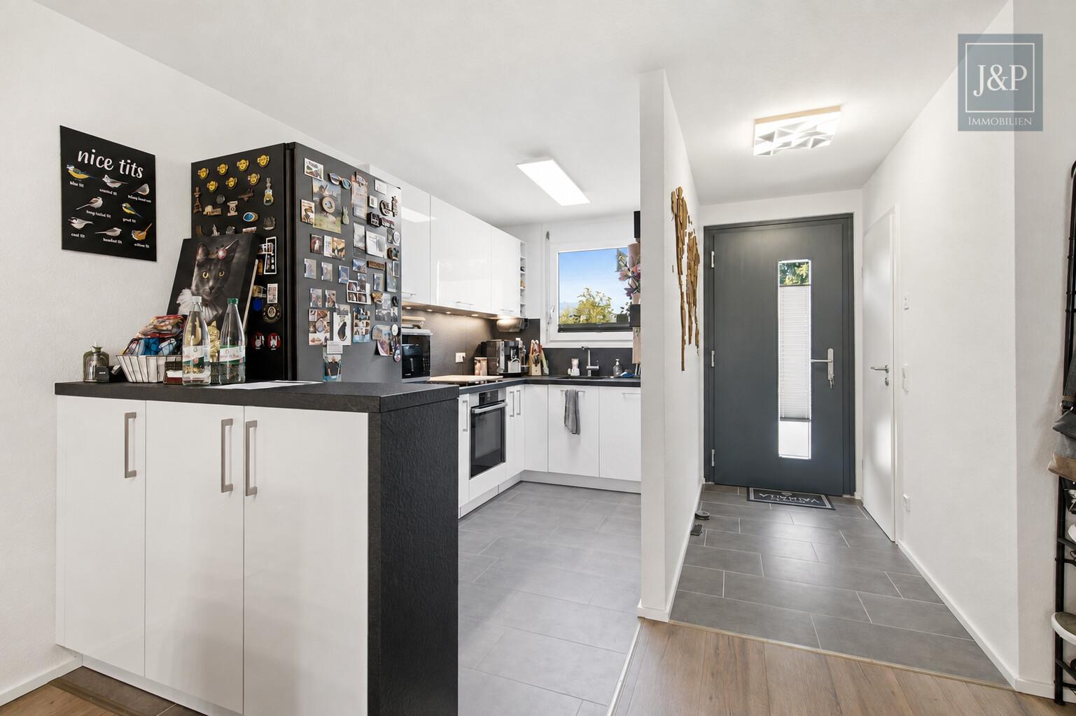 Modernes Reihenendhaus mit Terrasse, Carport & Wallbox in Nauheim - Küche und Eingangsbereich