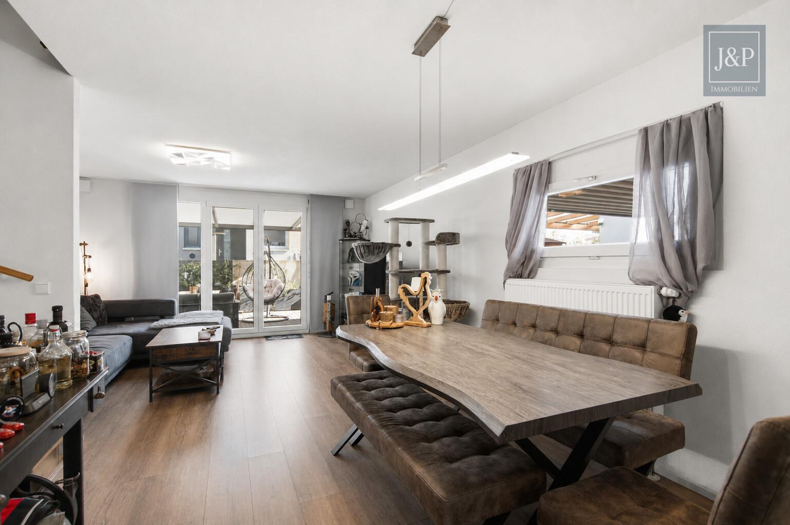 Modernes Reihenendhaus mit Terrasse, Carport & Wallbox in Nauheim - Wohn-und Essbereich