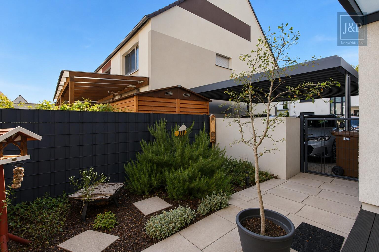 Modernes Reihenendhaus mit Terrasse, Carport & Wallbox in Nauheim - Garten