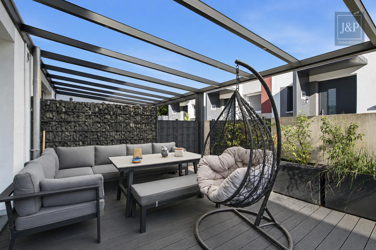 Modernes Reihenendhaus mit Terrasse, Carport & Wallbox in Nauheim - Überdachte Terrasse