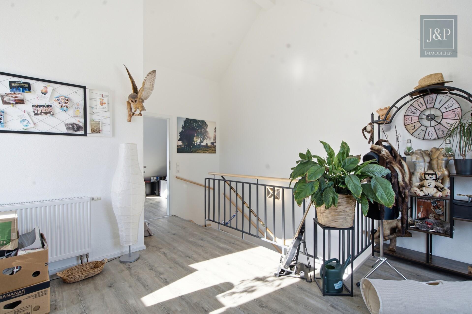 Modernes Reihenendhaus mit Terrasse, Carport & Wallbox in Nauheim - Studio im DG