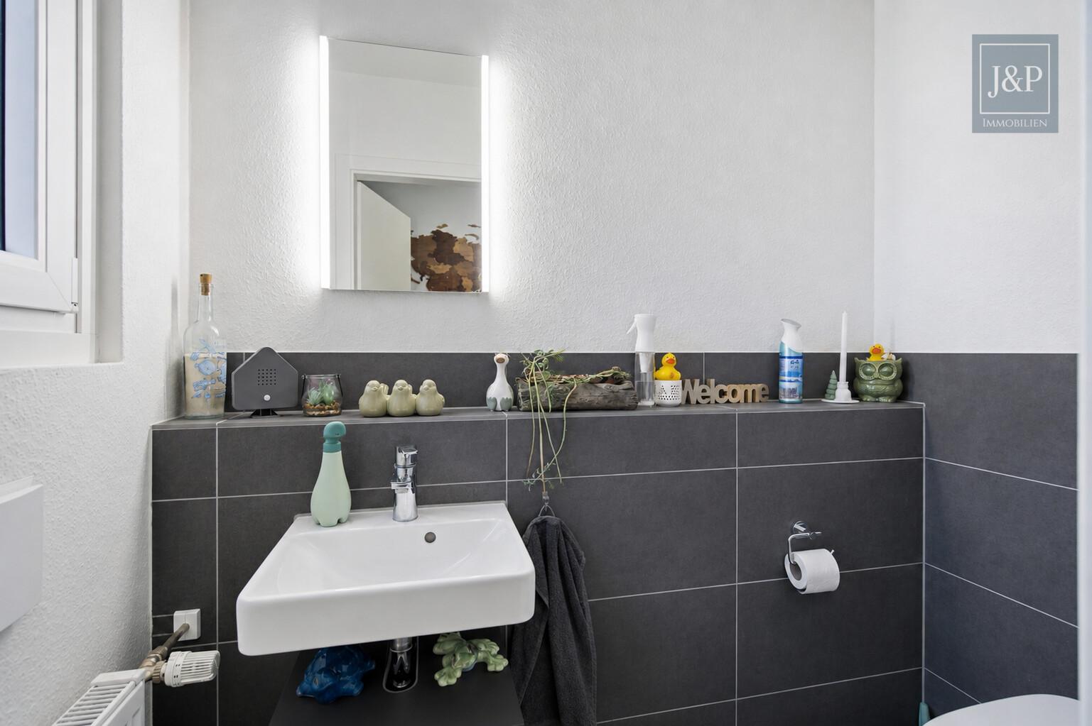 Modernes Reihenendhaus mit Terrasse, Carport & Wallbox in Nauheim - Gäste-WC