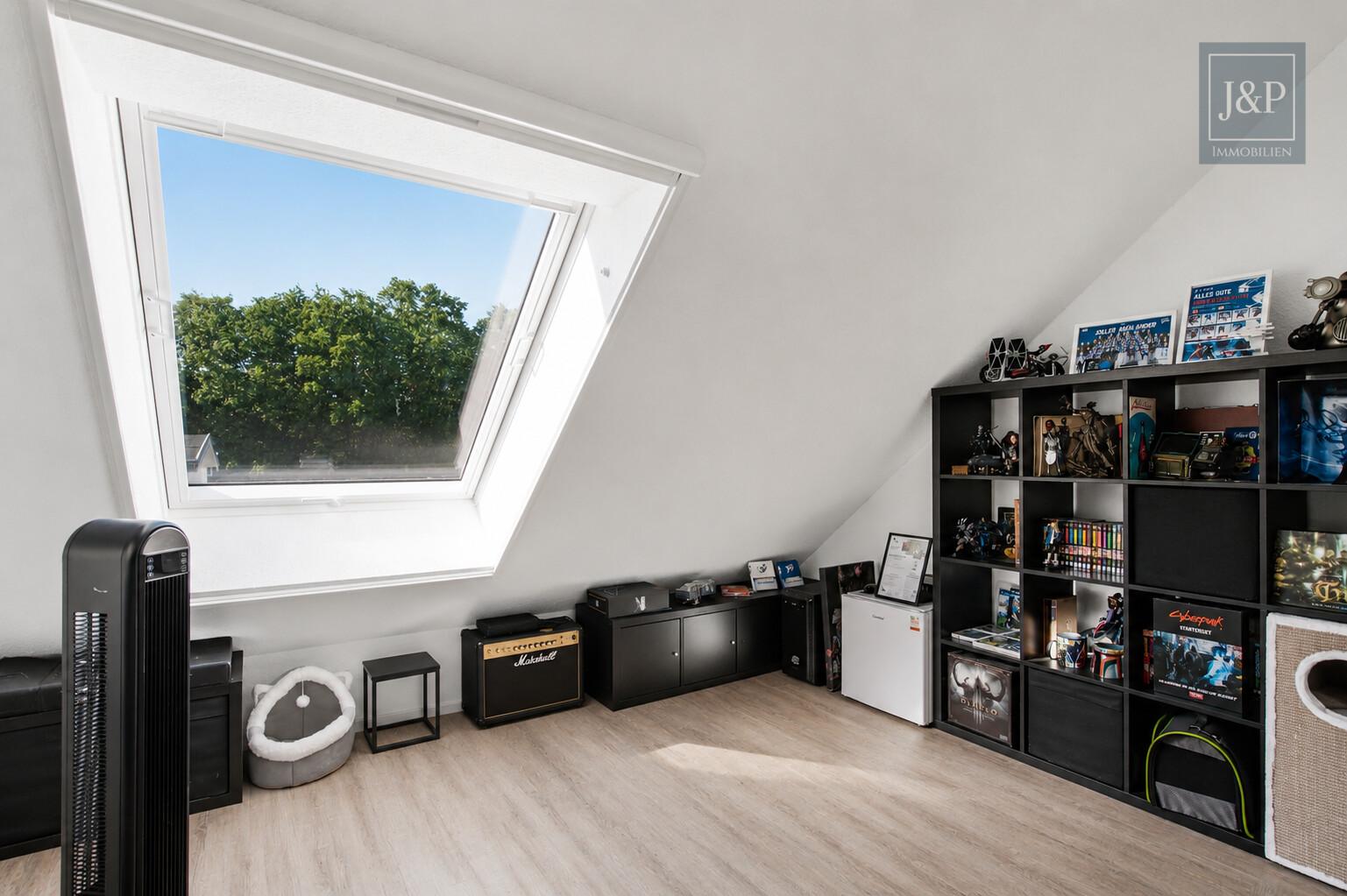 Modernes Reihenendhaus mit Terrasse, Carport & Wallbox in Nauheim - Zimmer DG