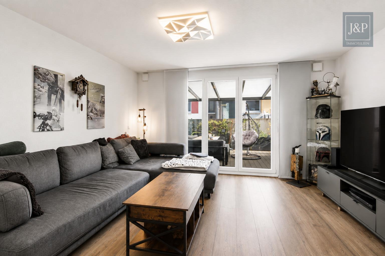 Modernes Reihenendhaus mit Terrasse, Carport & Wallbox in Nauheim - Wohnzimmer