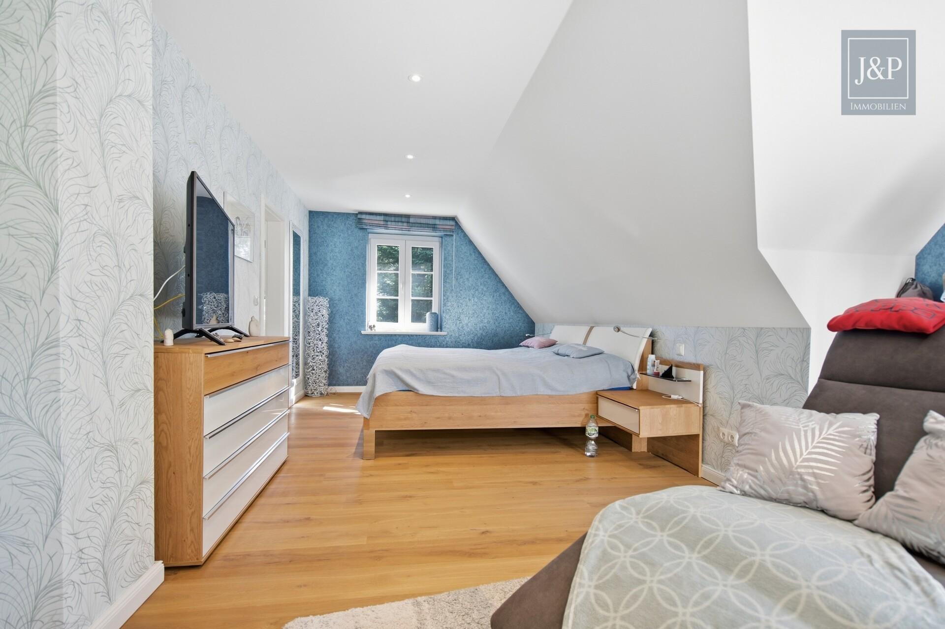 Unter Reet: Einzugsbereiter Wohntraum in Sackgassenlage - Schlafzimmer DG