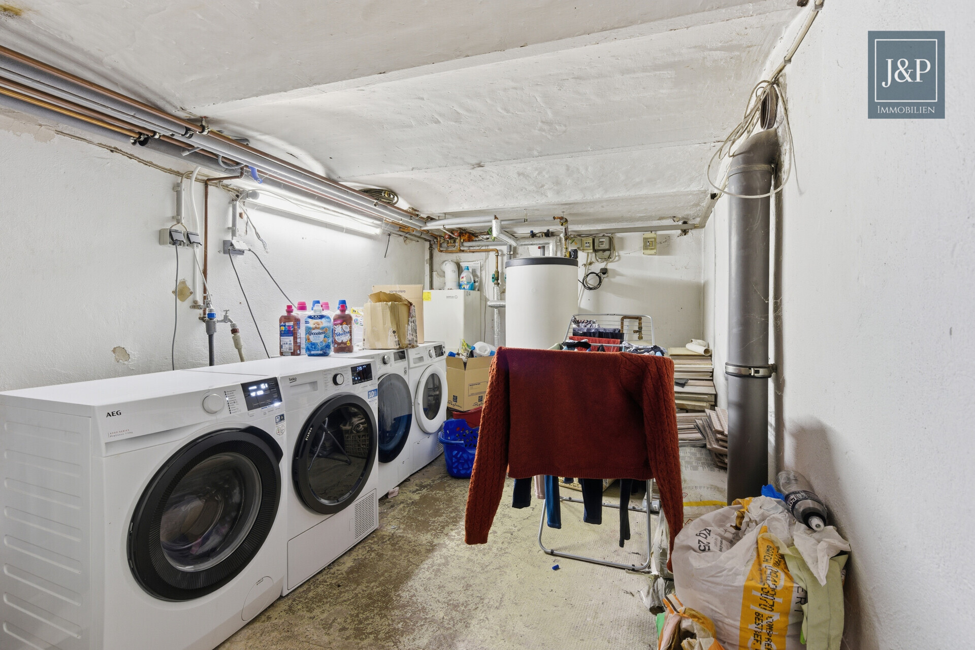 Großzügige Wohnung über zwei Etagen mit moderner Küche - Waschküche