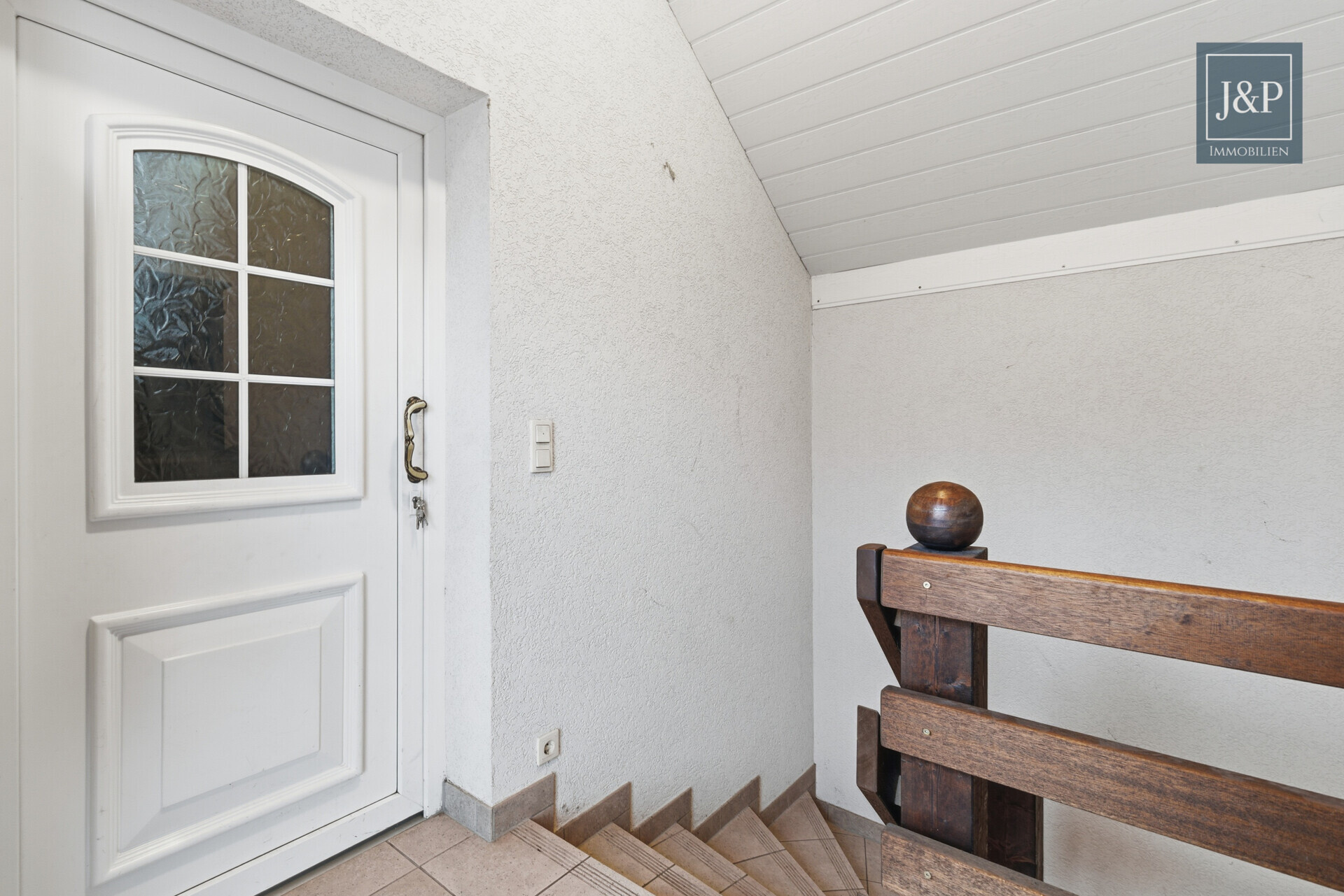 Großzügige Wohnung über zwei Etagen mit moderner Küche - Eingang Treppenhaus