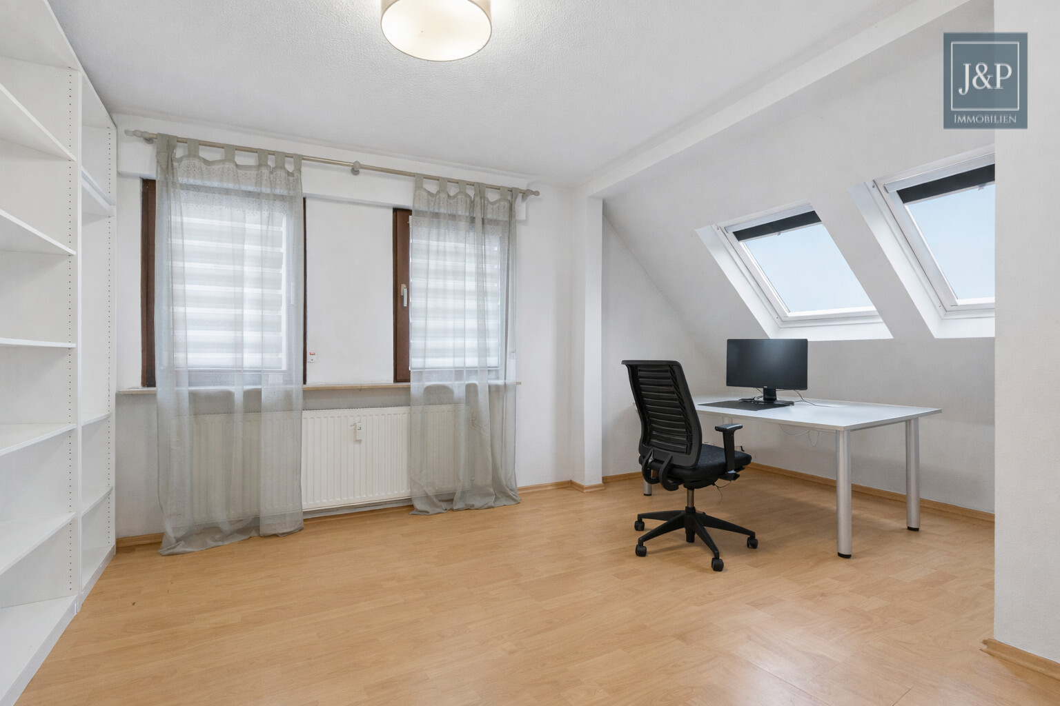 Großzügige Wohnung über zwei Etagen mit moderner Küche - Zimmer DG