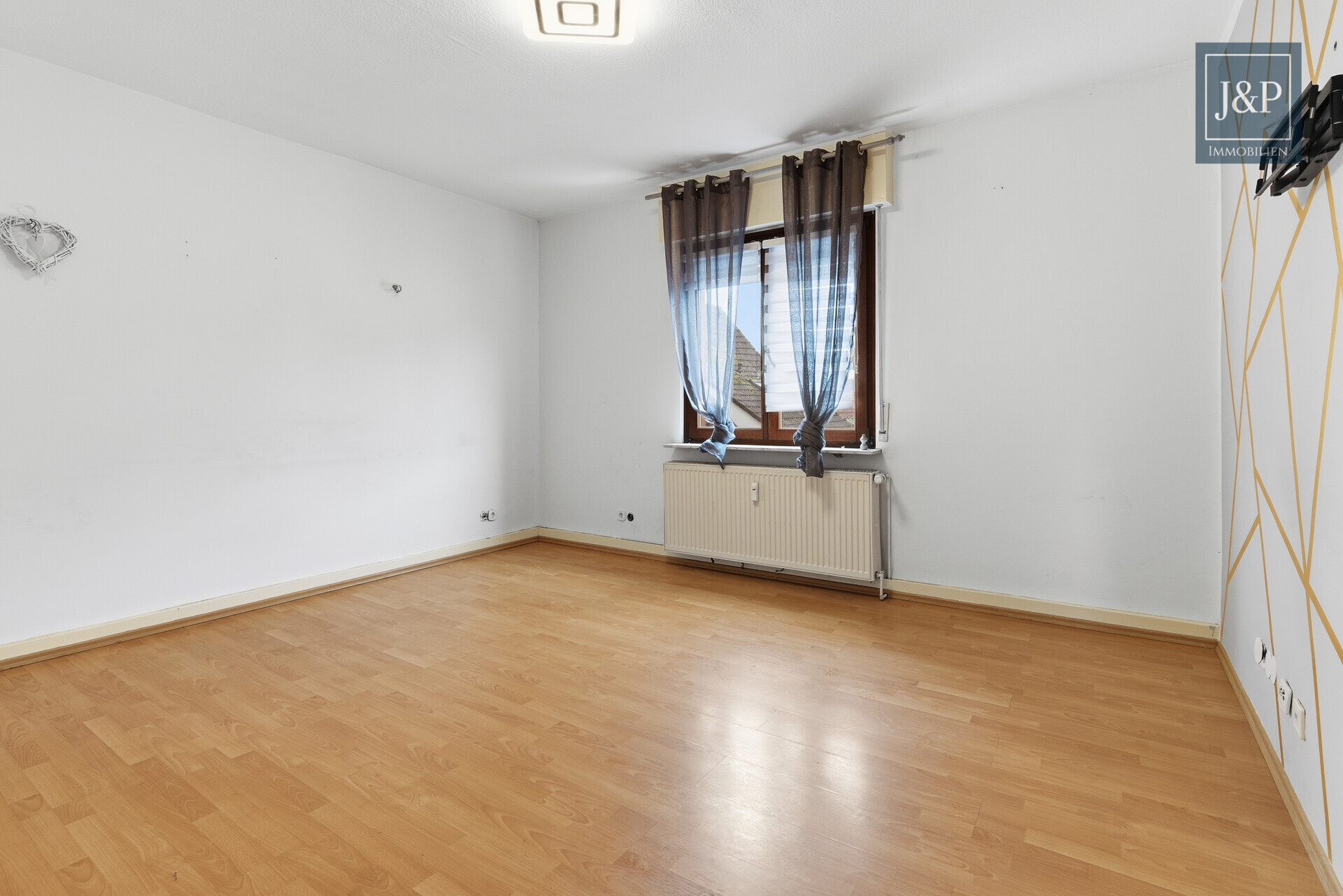 Großzügige Wohnung über zwei Etagen mit moderner Küche - Wohnzimmer