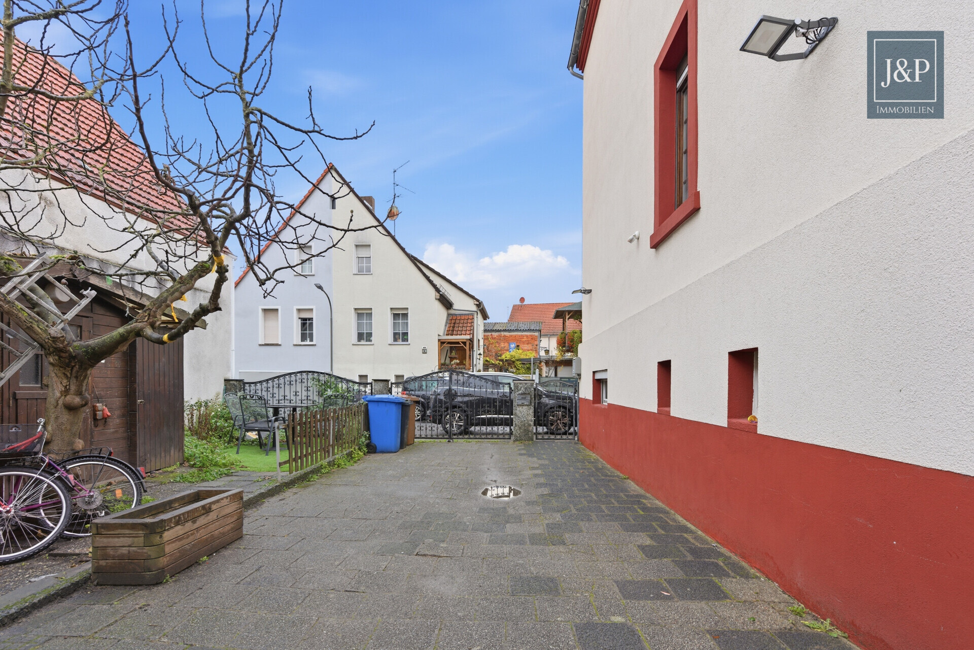 Großzügige Wohnung über zwei Etagen mit moderner Küche - Hof