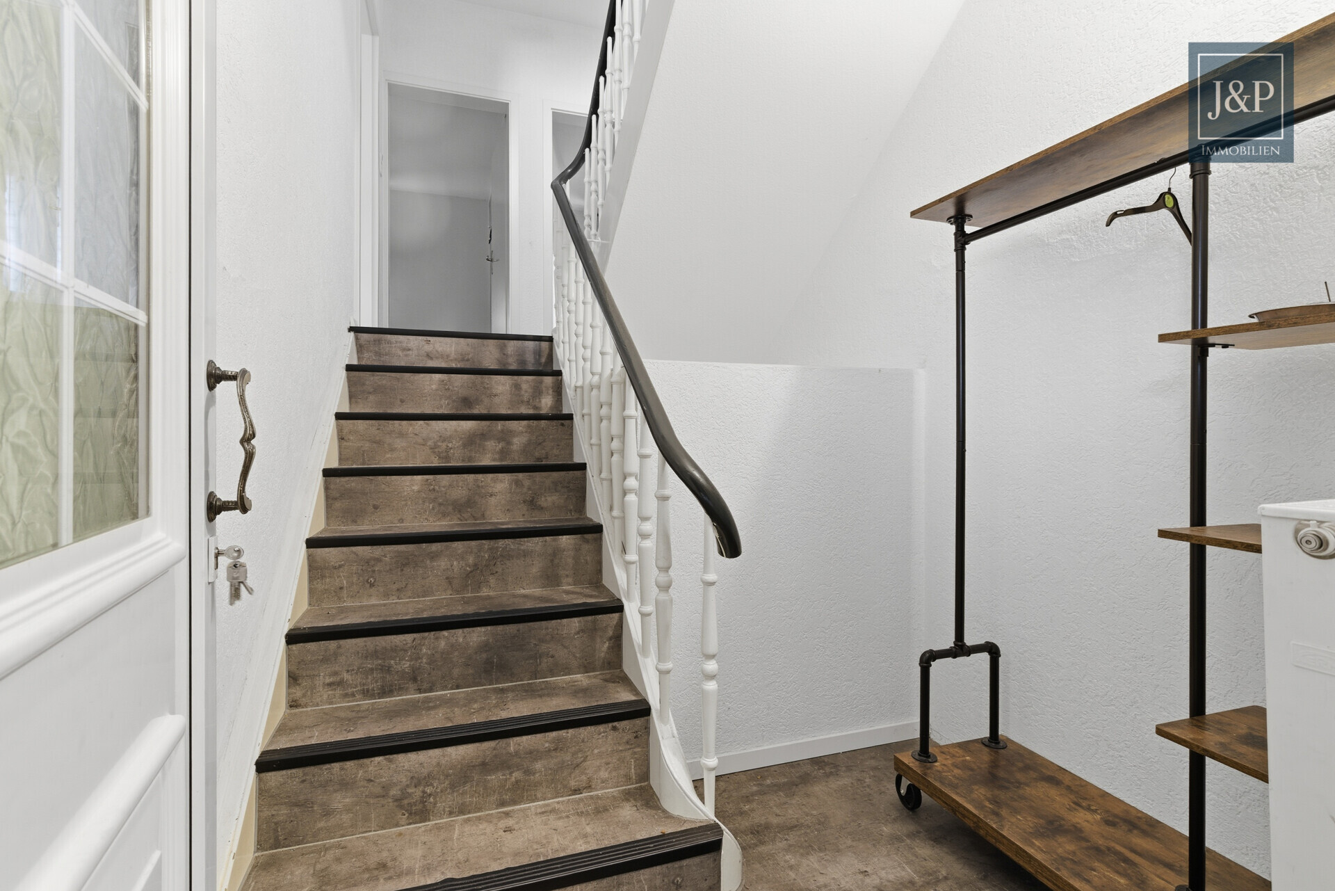 Großzügige Wohnung über zwei Etagen mit moderner Küche - Eingang Wohnung