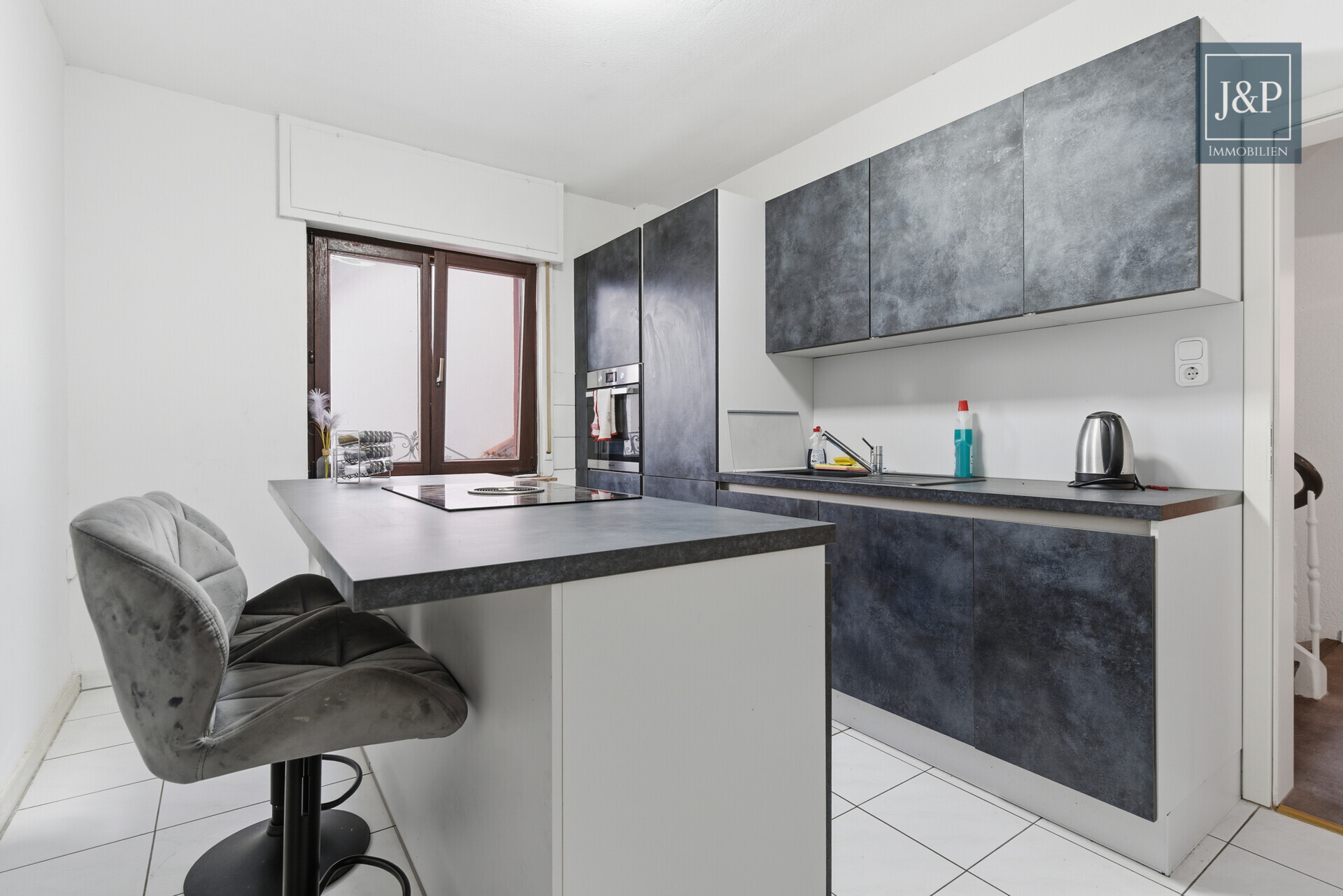 Großzügige Wohnung über zwei Etagen mit moderner Küche - Küche