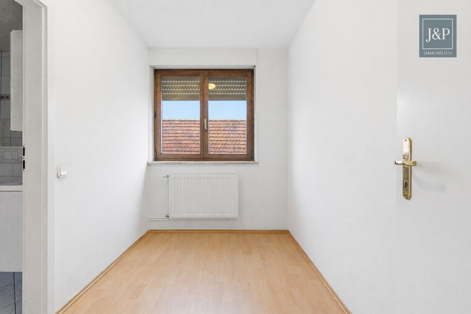 Großzügige Wohnung über zwei Etagen mit moderner Küche - Büro