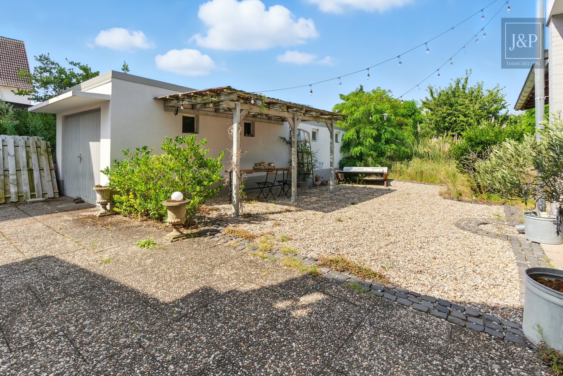 Umfassende Sanierungen kombiniert mit einzigartigem Landhausstiel - Familienidylle mit ELW - Garten & Garage