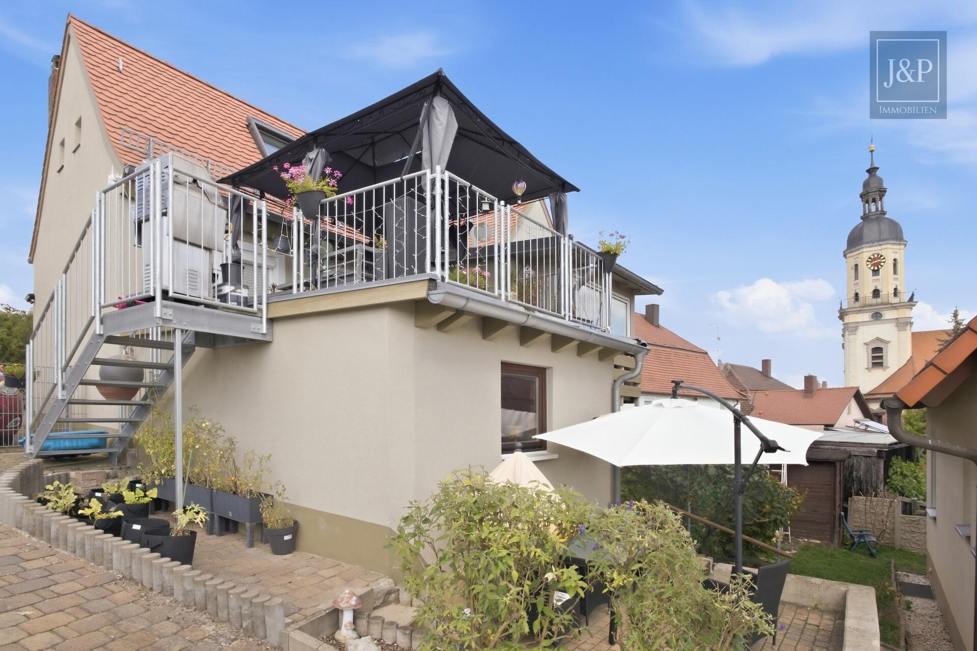 Traumhaftes 2-FH in schöner Hanglage – Charmantes Altbauflair trifft auf modernen Wohnkomfort! - Ansicht mit Blick auf Anbau und Terrasse