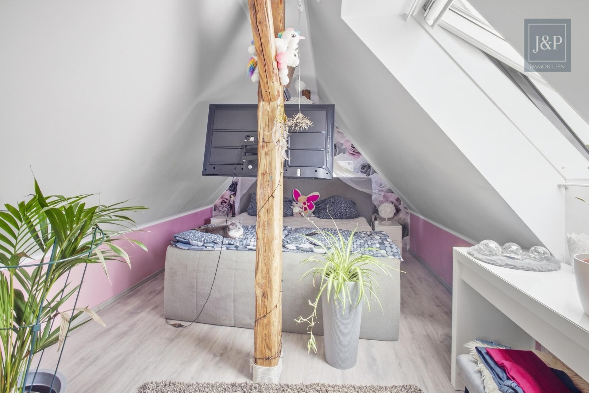 Traumhaftes 2-FH in schöner Hanglage – Charmantes Altbauflair trifft auf modernen Wohnkomfort! - OG-Whg. Schlafzimmer DG